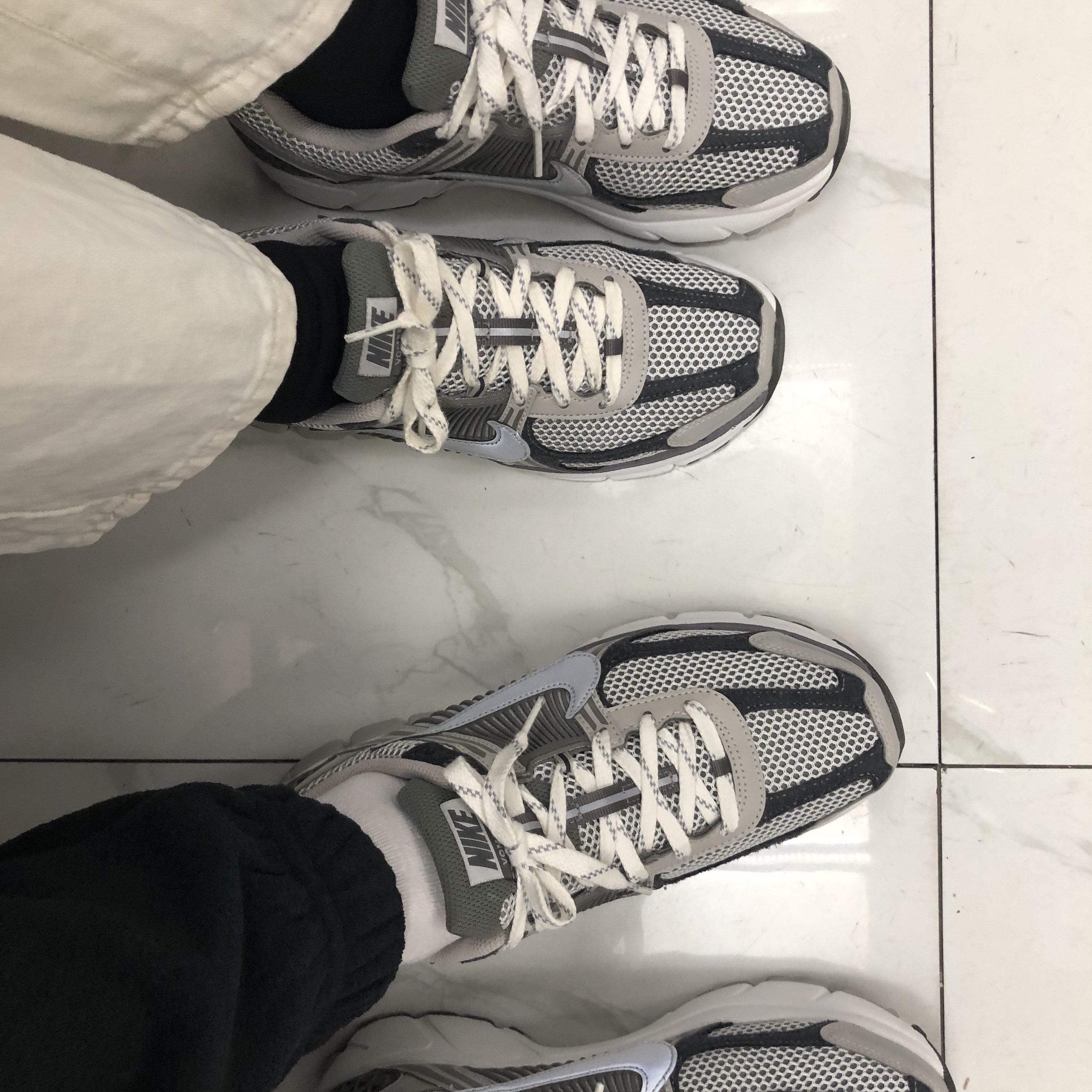 Nike Zoom Vomero 5 PRM Light Iron Ore and Flat Fewter 착용 스타일 - 5
