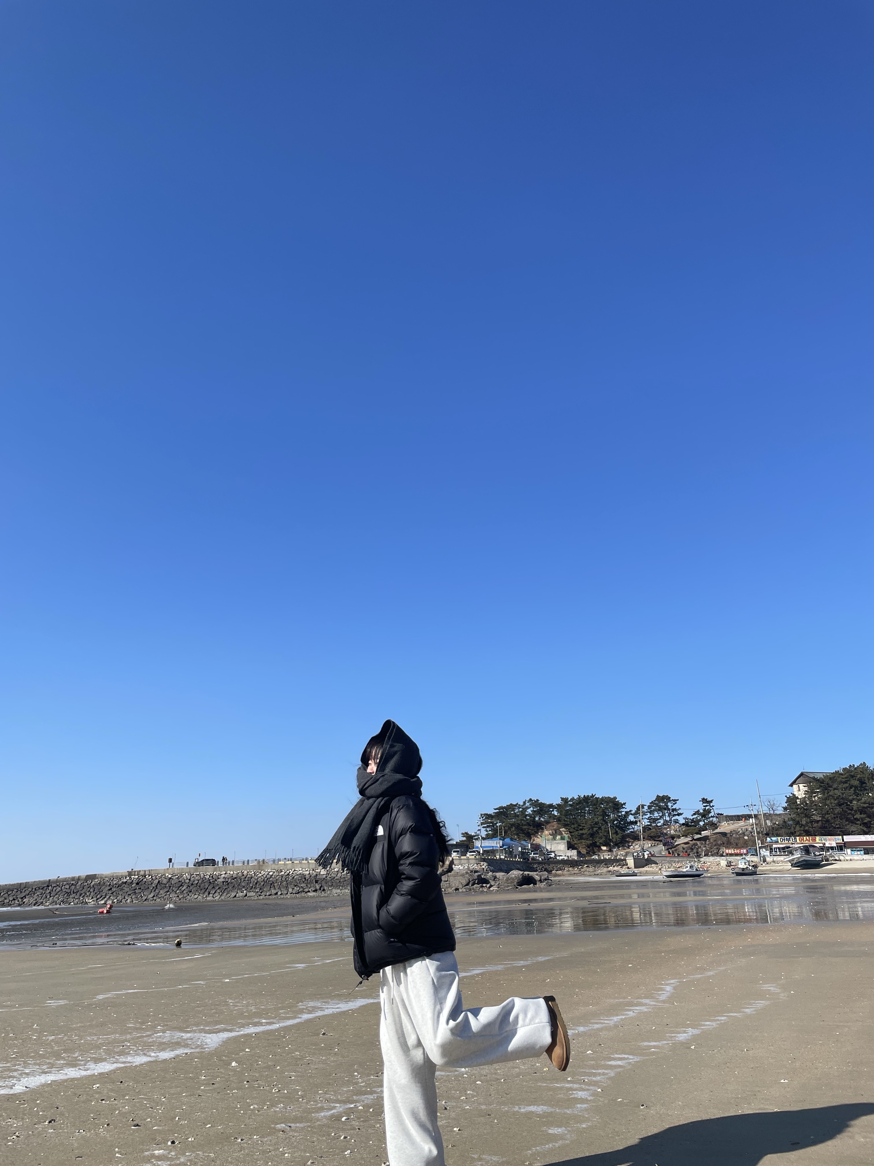 The North Face 1996 Eco Nuptse Jacket Black, Maison Kitsune Tricolor Fox Wool Muffler Anthracite Melange 착용 스타일 - 3