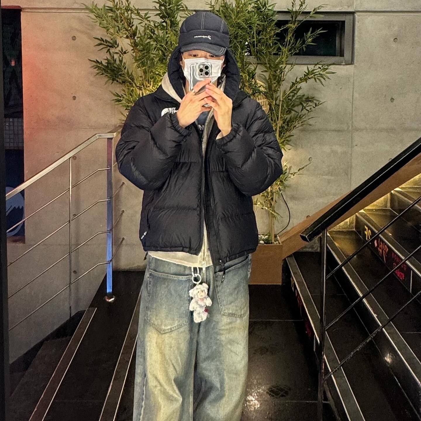 Jacquemus La Cagoule Bricciola Puffed Ear Flap Hat Navy, Balenciaga 3XL Sneakers Light Beige 착용 스타일 - 4