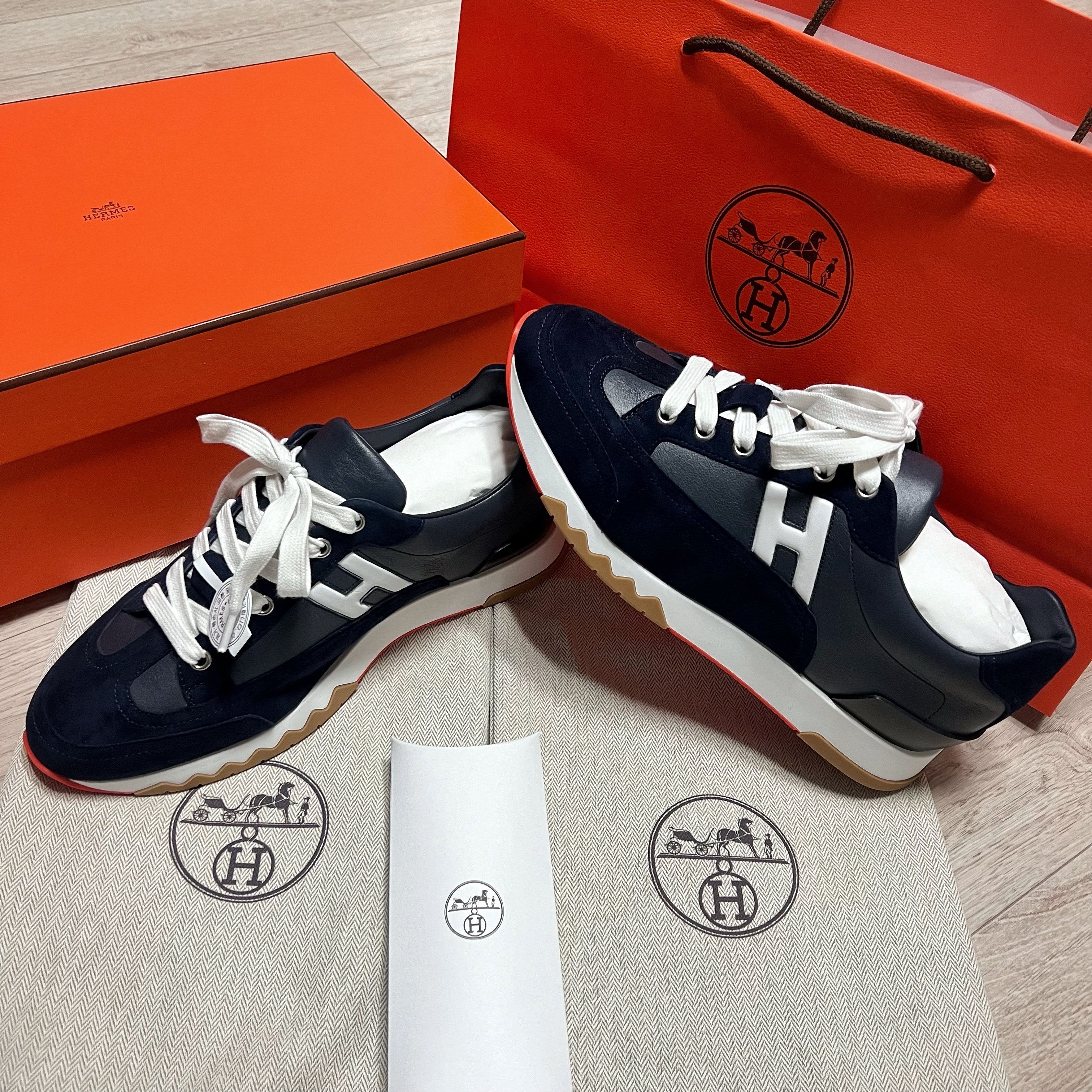 Hermes Trail Sneakers Calfskin Suede Goatskin & Marine 착용 스타일