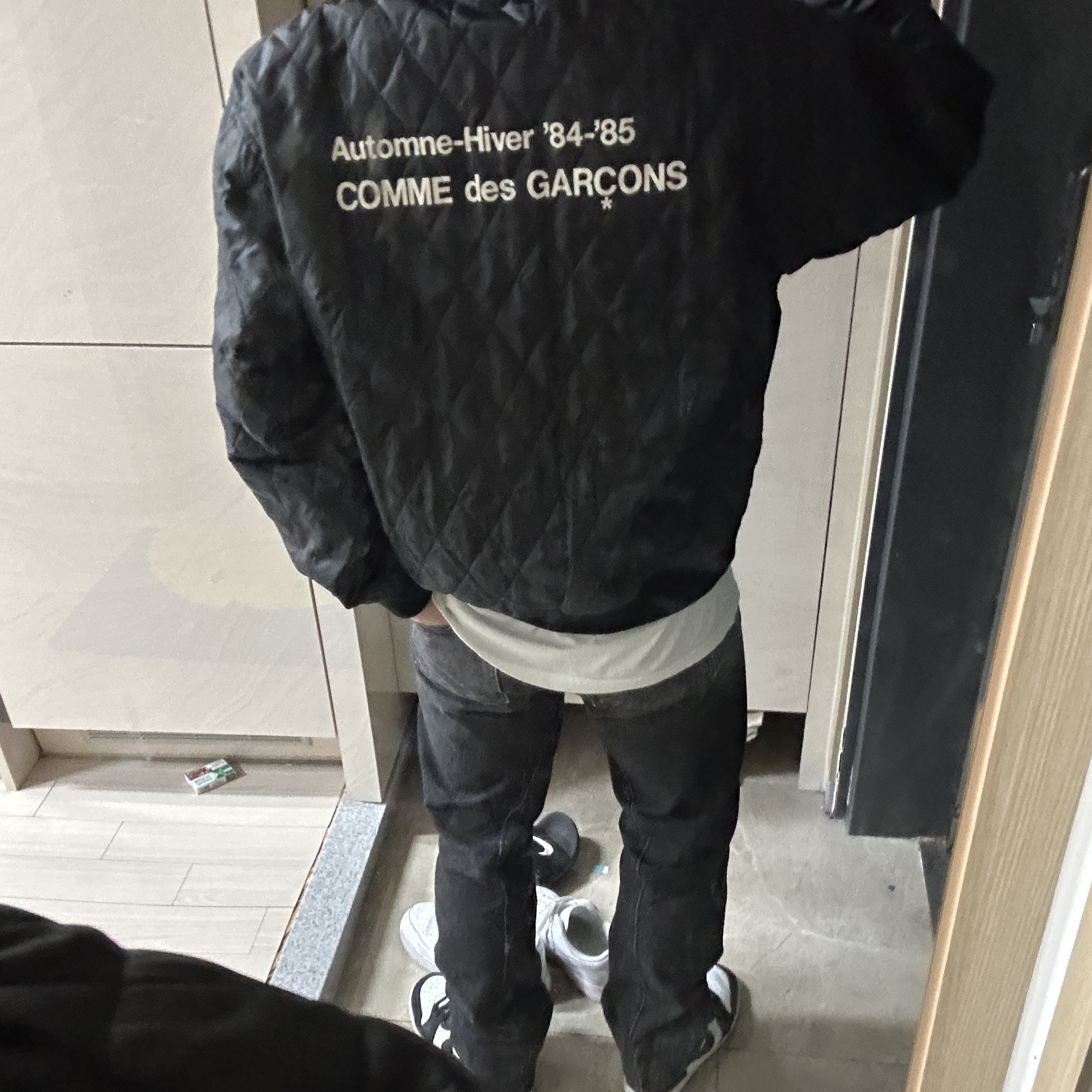 CDG Quilted '84-85 Staff Blouson Black, Jordan 1 High 85 Black White 착용 스타일