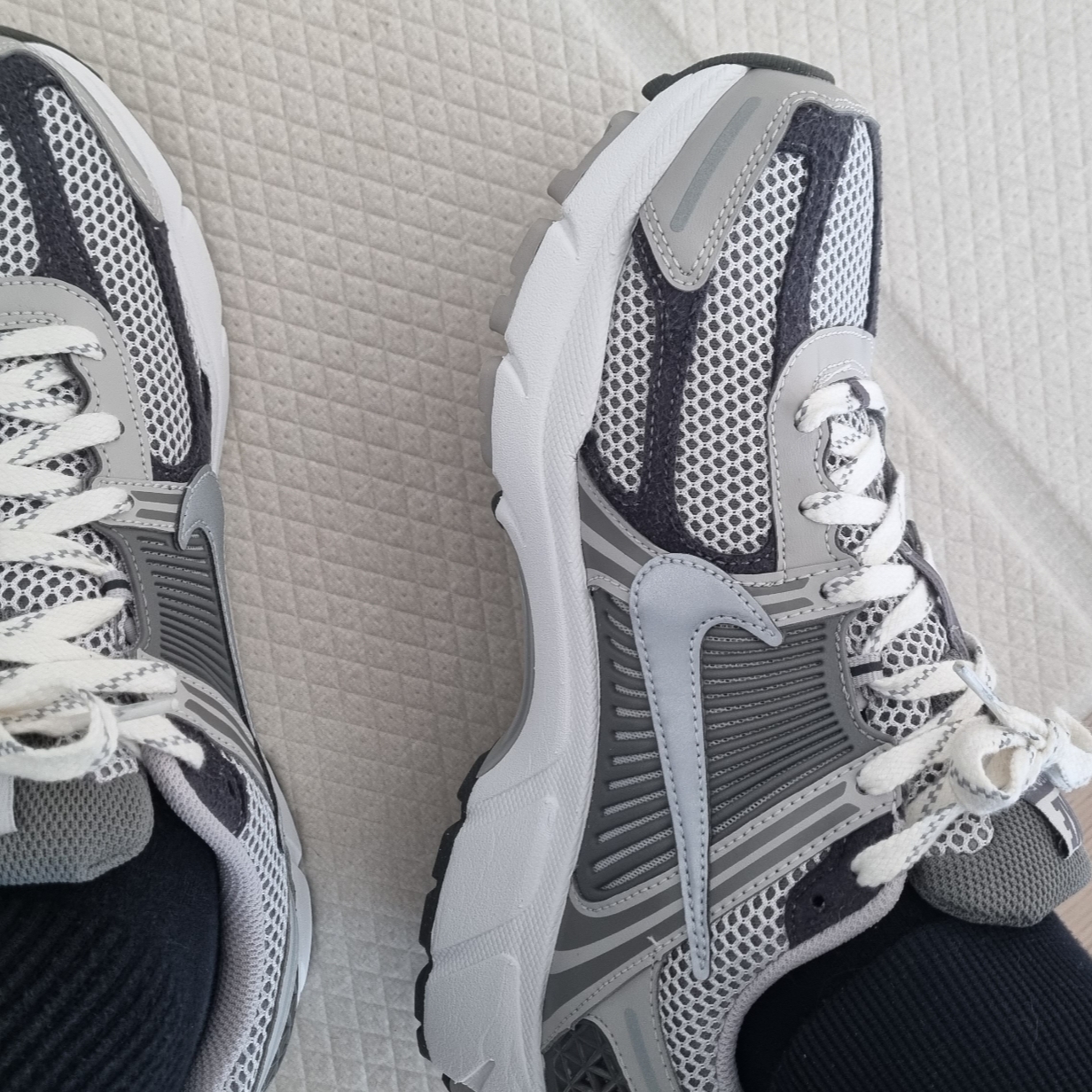 Nike Zoom Vomero 5 PRM Light Iron Ore and Flat Fewter 착용 스타일