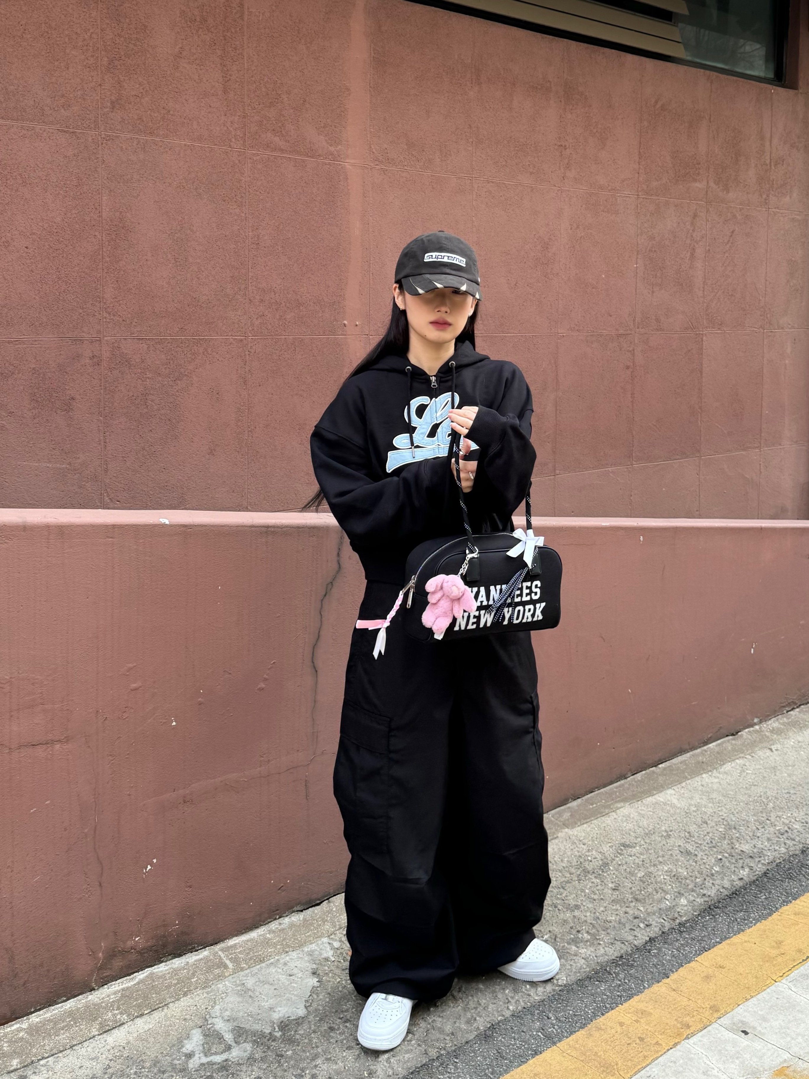 Supreme Jagged Visor 6-Panel Black - 23FW, Nike x Supreme Air Force 1 Low White 착용 스타일 - 1