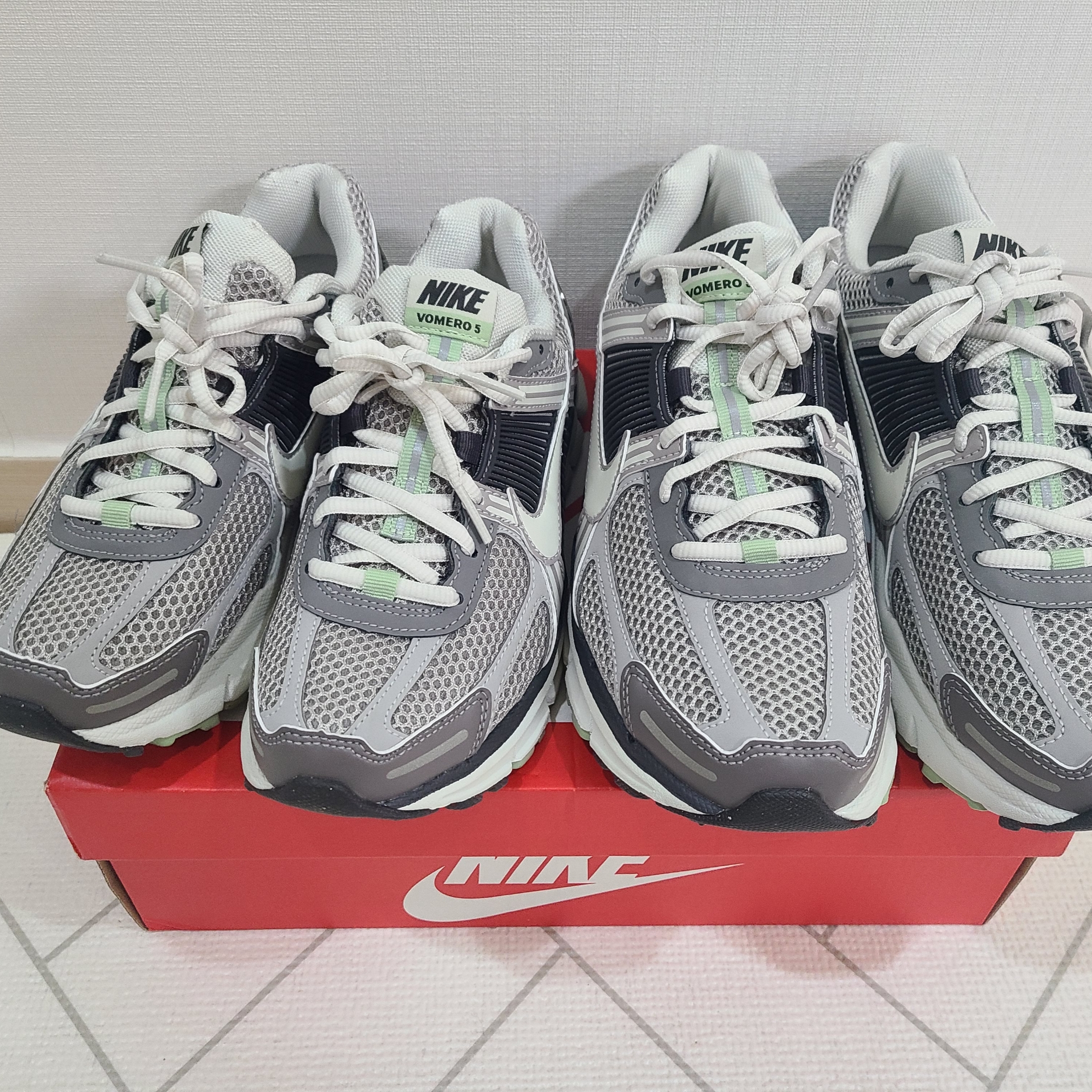 (W) Nike Zoom Vomero 5 Cobblestone and Flat Pewter 착용 스타일
