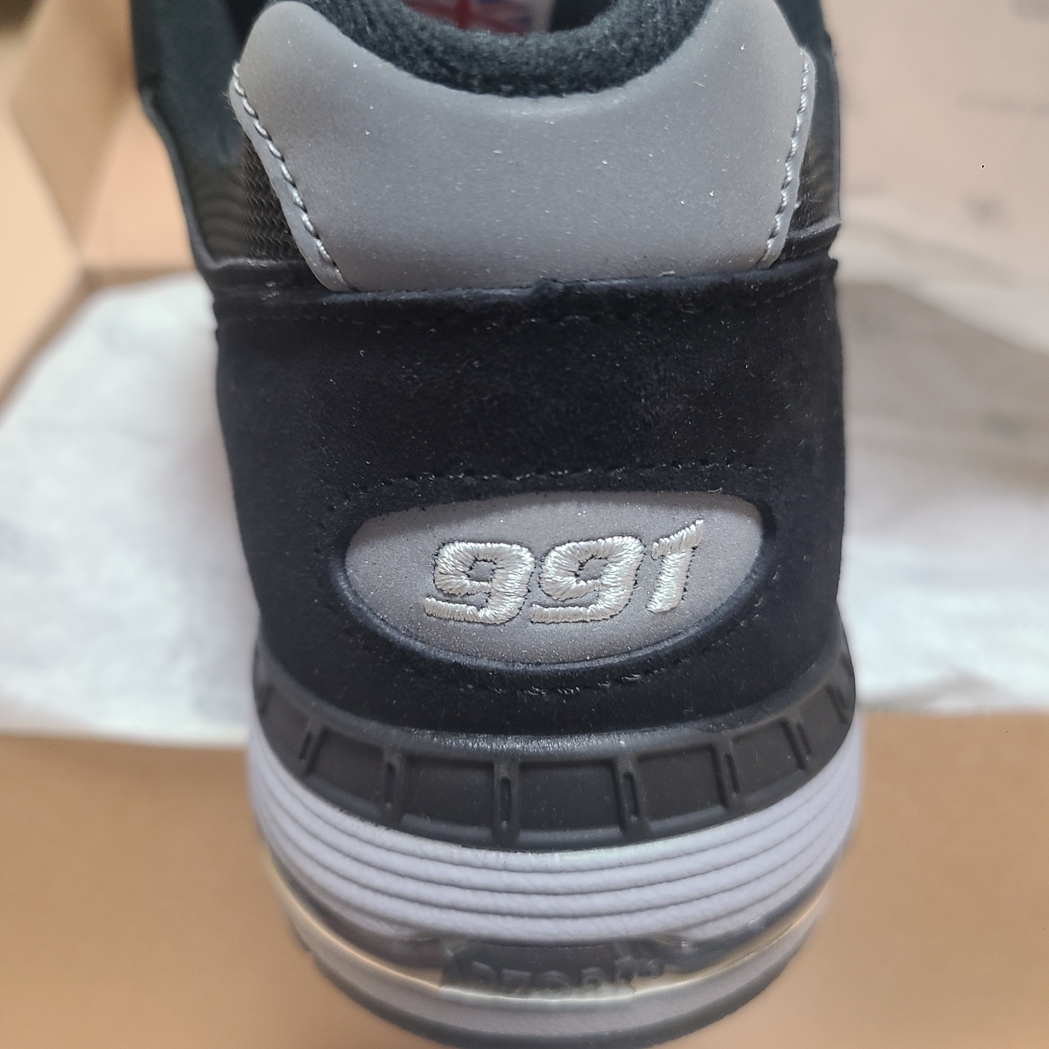 New Balance 991 Made in UK Black Silver 착용 스타일 - 2