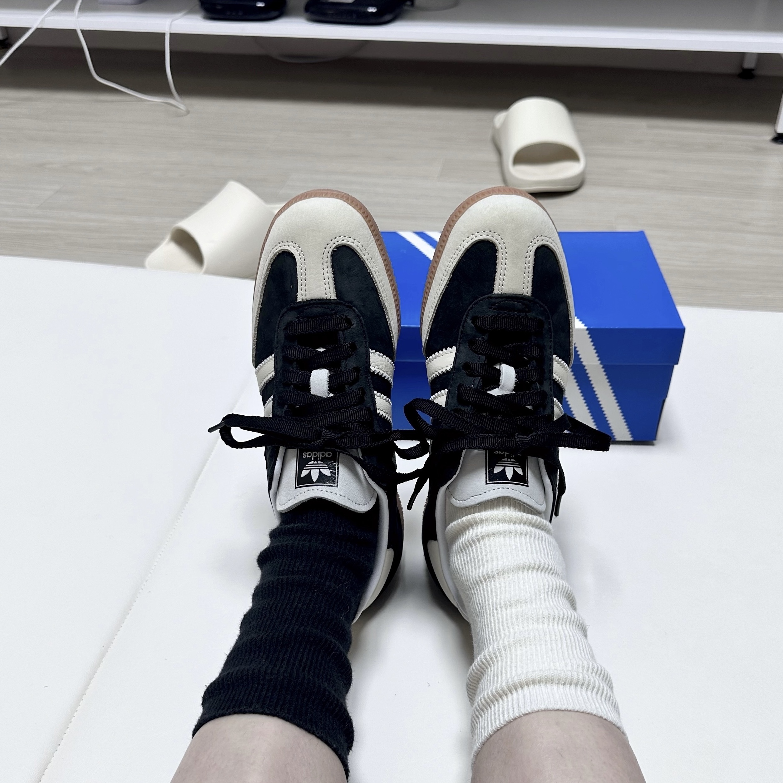 (W) Adidas Samba OG Core Black Wonder White 착용 스타일 - 2