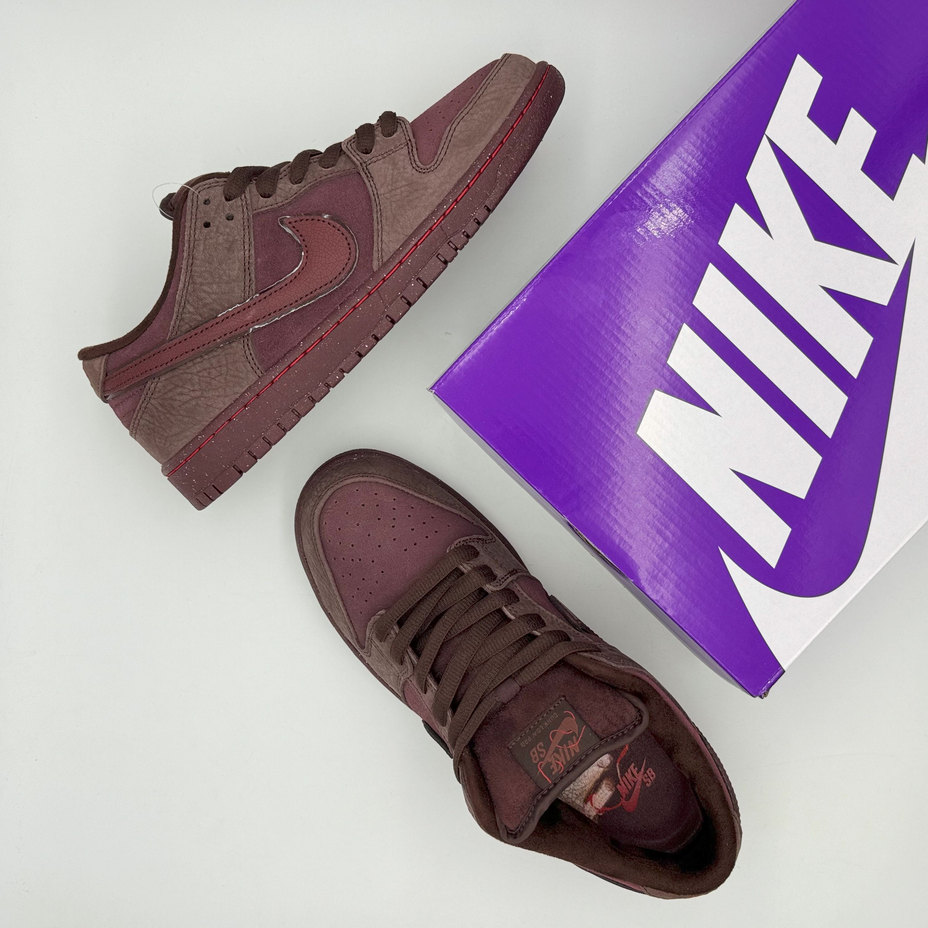 Nike SB Dunk Low PRM Burgundy Crush 착용 스타일 - 7