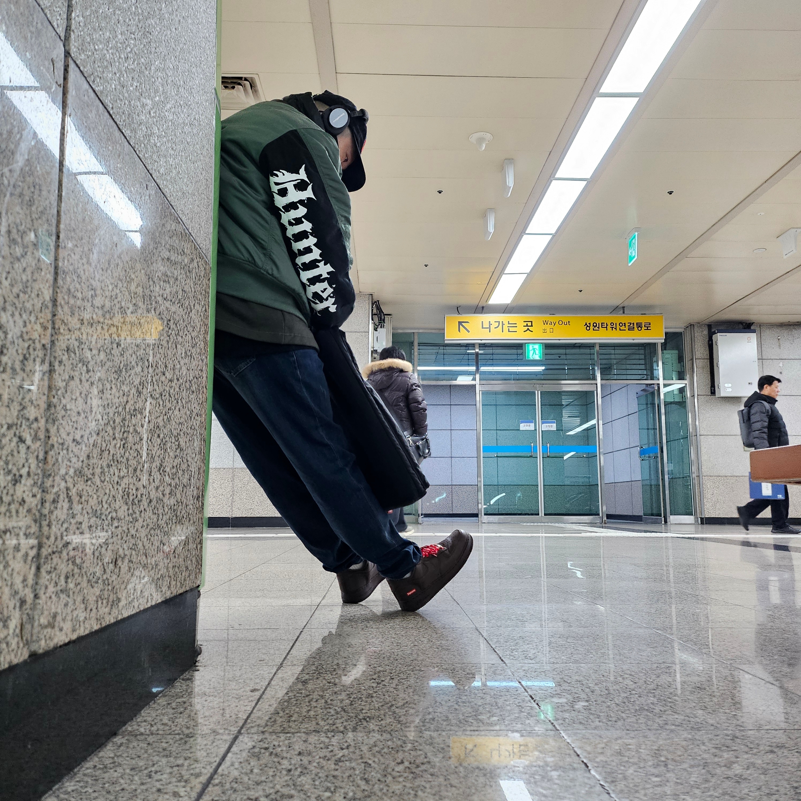 Supreme Warm Up 6-Panel Black - 23FW, Supreme x Bounty Hunter MA-1 Jacket Olive - 23FW 착용 스타일 - 1