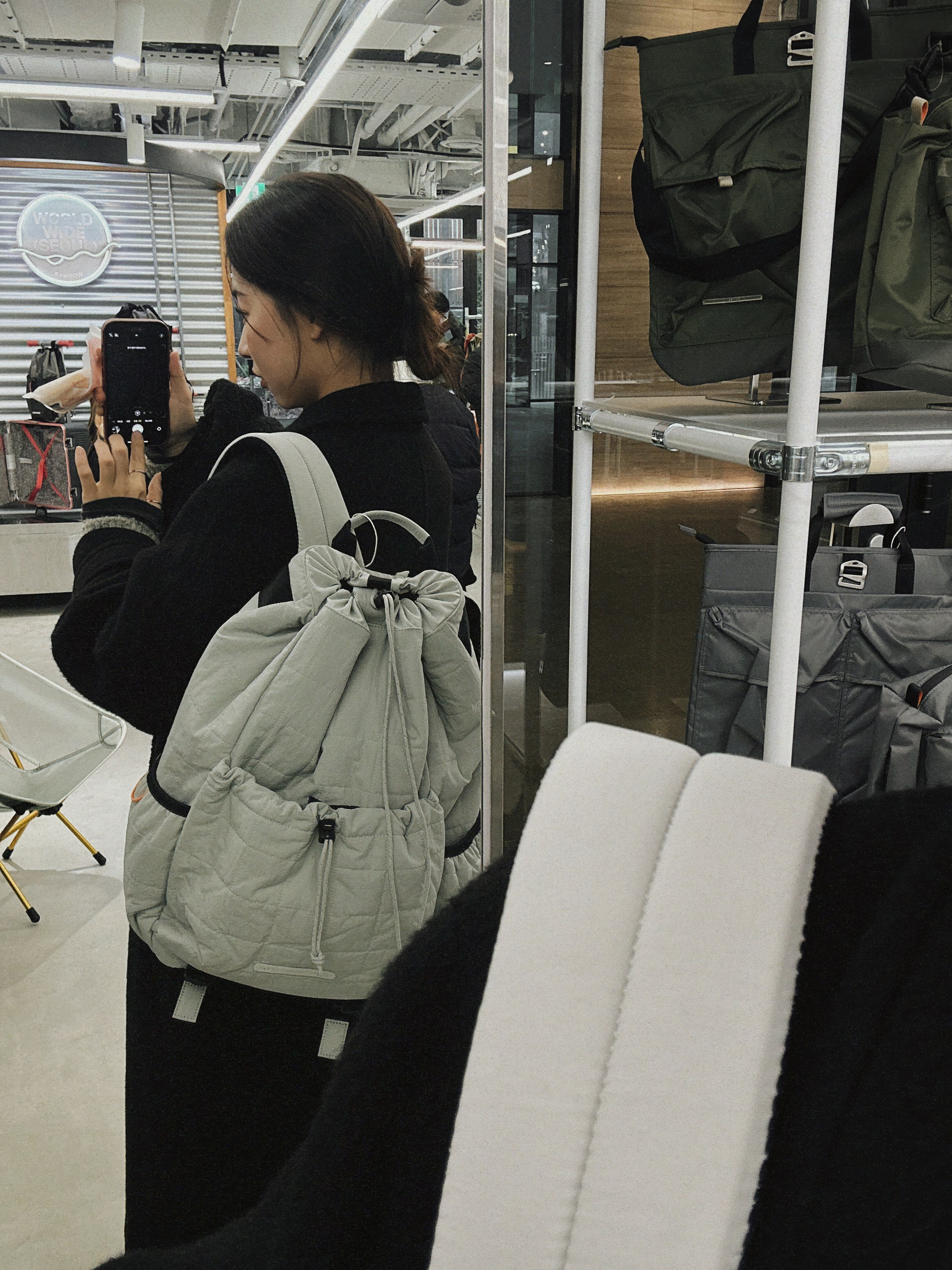String Puffer Backpack 758 Gray 착용 스타일 - 1