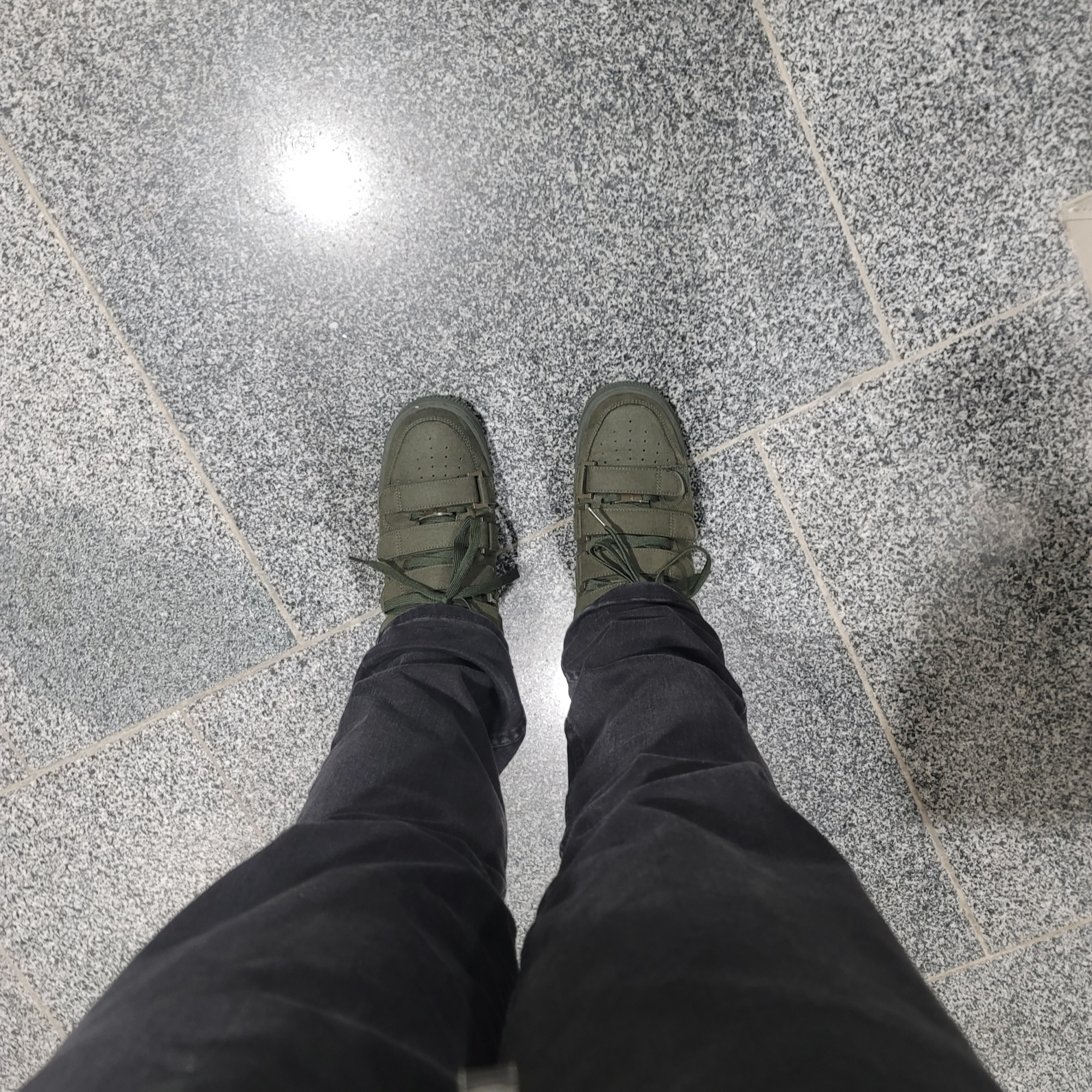 Nike x Billie Eilish Air Force 1 High '07 SP Sequoia 착용 스타일