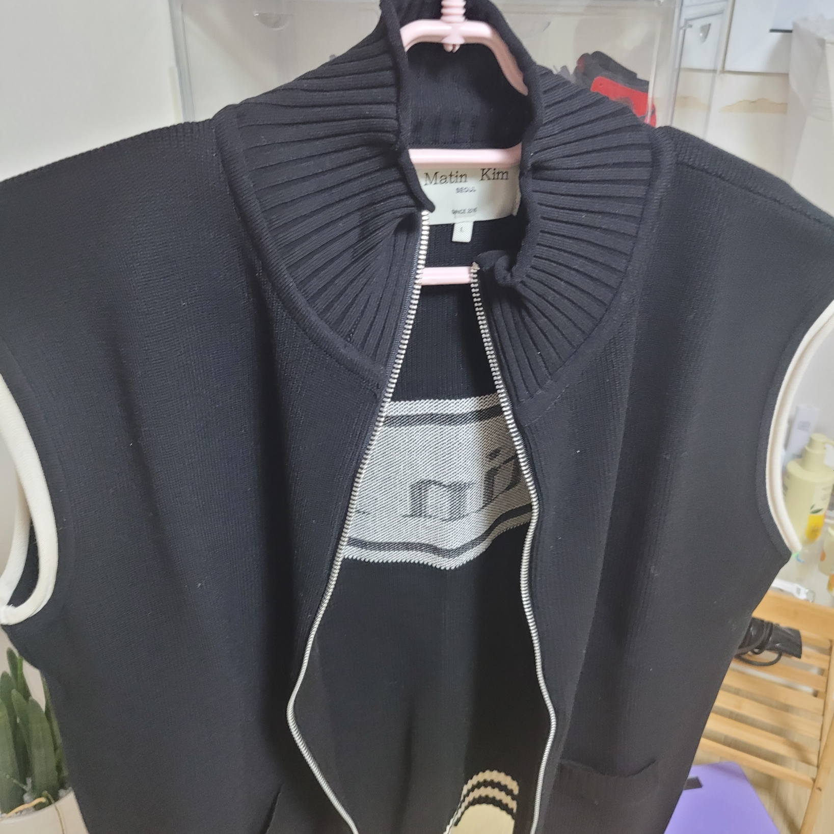 (W) Matin Kim Spell Point Stripe Knit Vest Black 착용 스타일