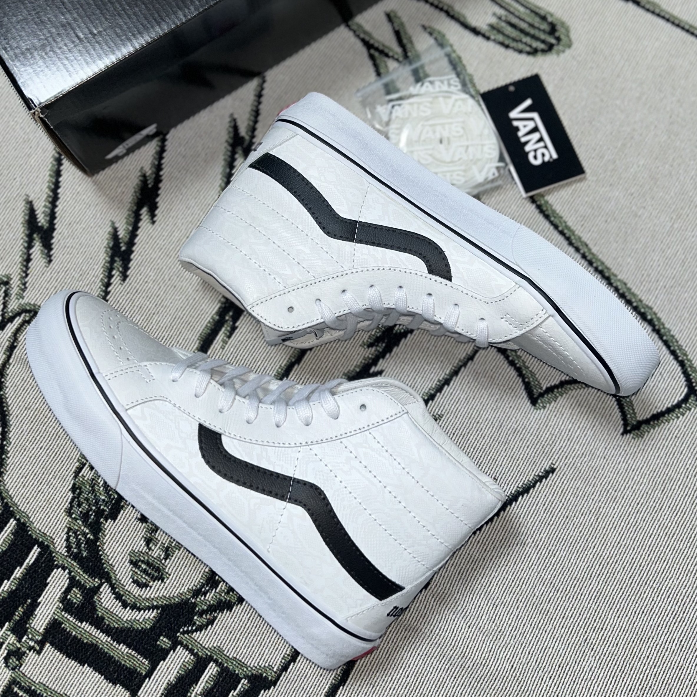 Vans Vault x Noon Goons Sk8-Hi Reissue LX White 착용 스타일 - 1