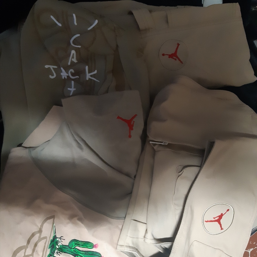 Jordan x Travis Scott Utility Vest - Asia, Jordan x Travis Scott S/S Top - US/EU 착용 스타일