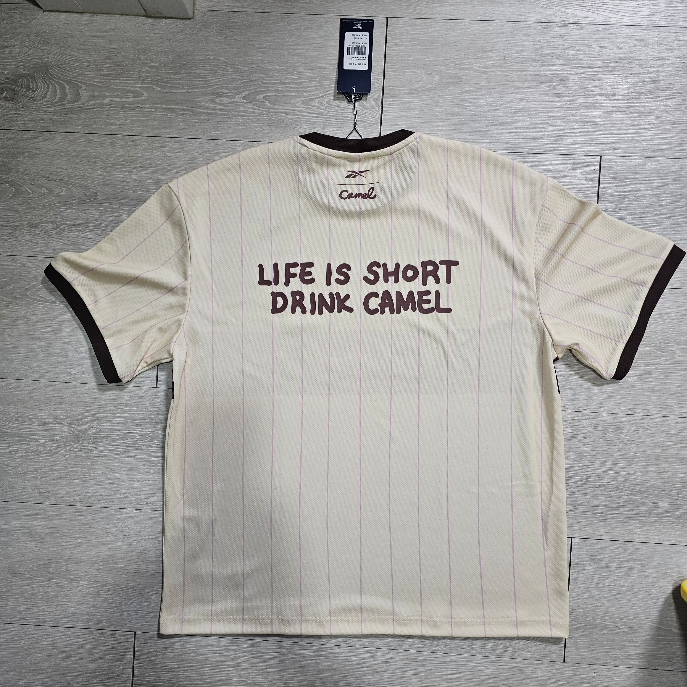 Reebok x Camel Coffee Blockcore T-Shirt Camel 착용 스타일 - 3