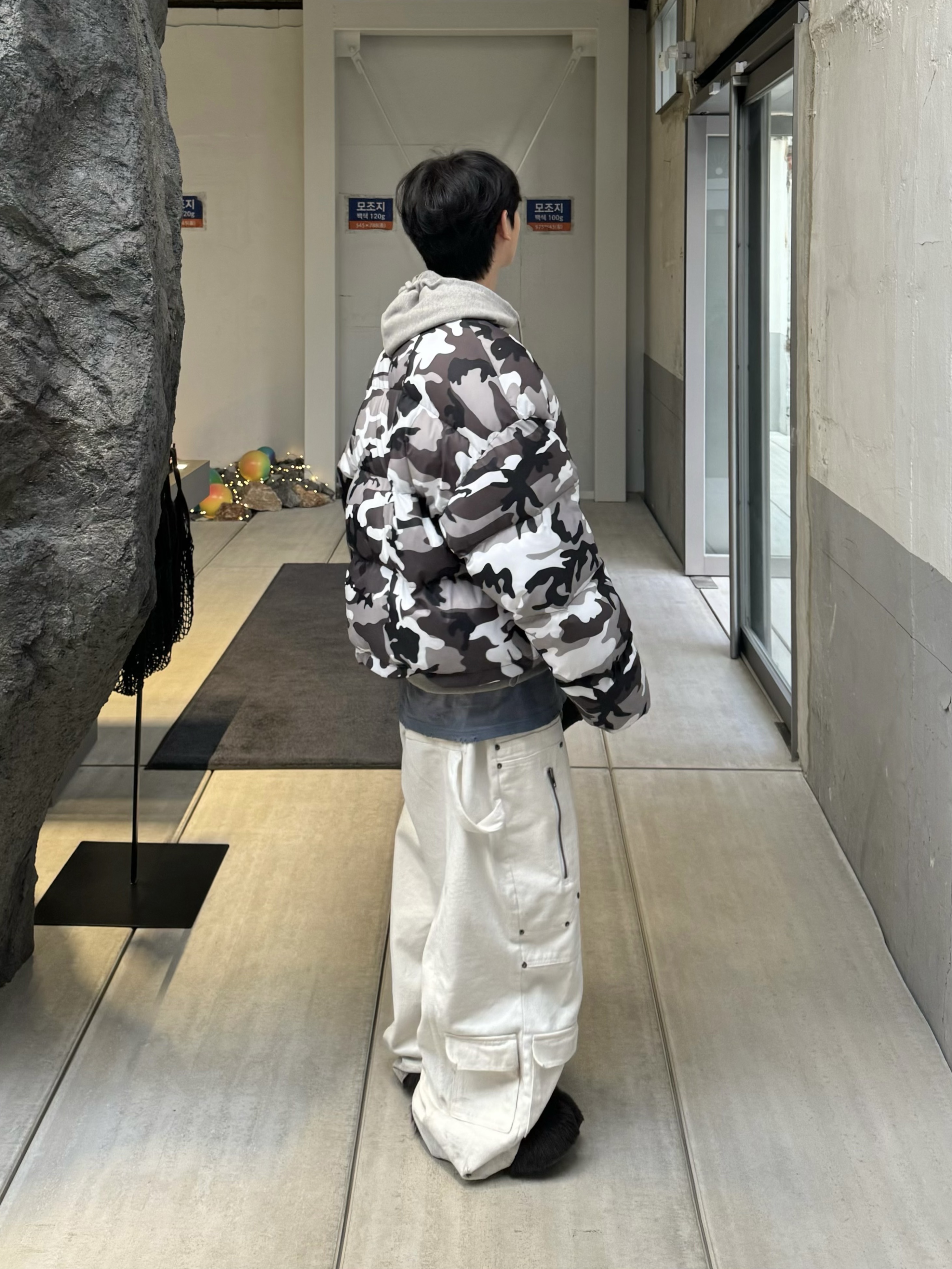 Project G/R Reversible Hooded Puffer Jacket Grey, Nos Couleurs x Koin x Llud Rivet Carpenter Pants White 착용 스타일 - 3