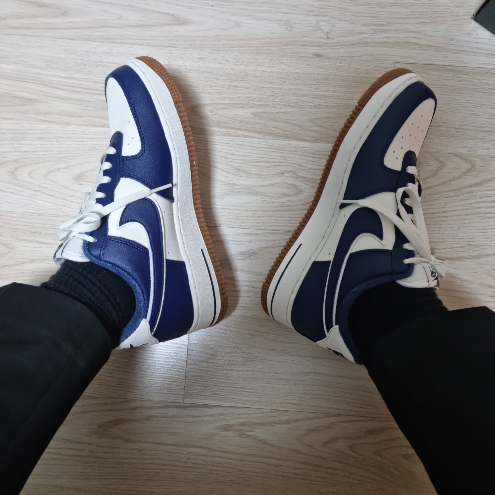 Nike Air Force 1 '07 LV8 Midnight Navy 착용 스타일 - 4