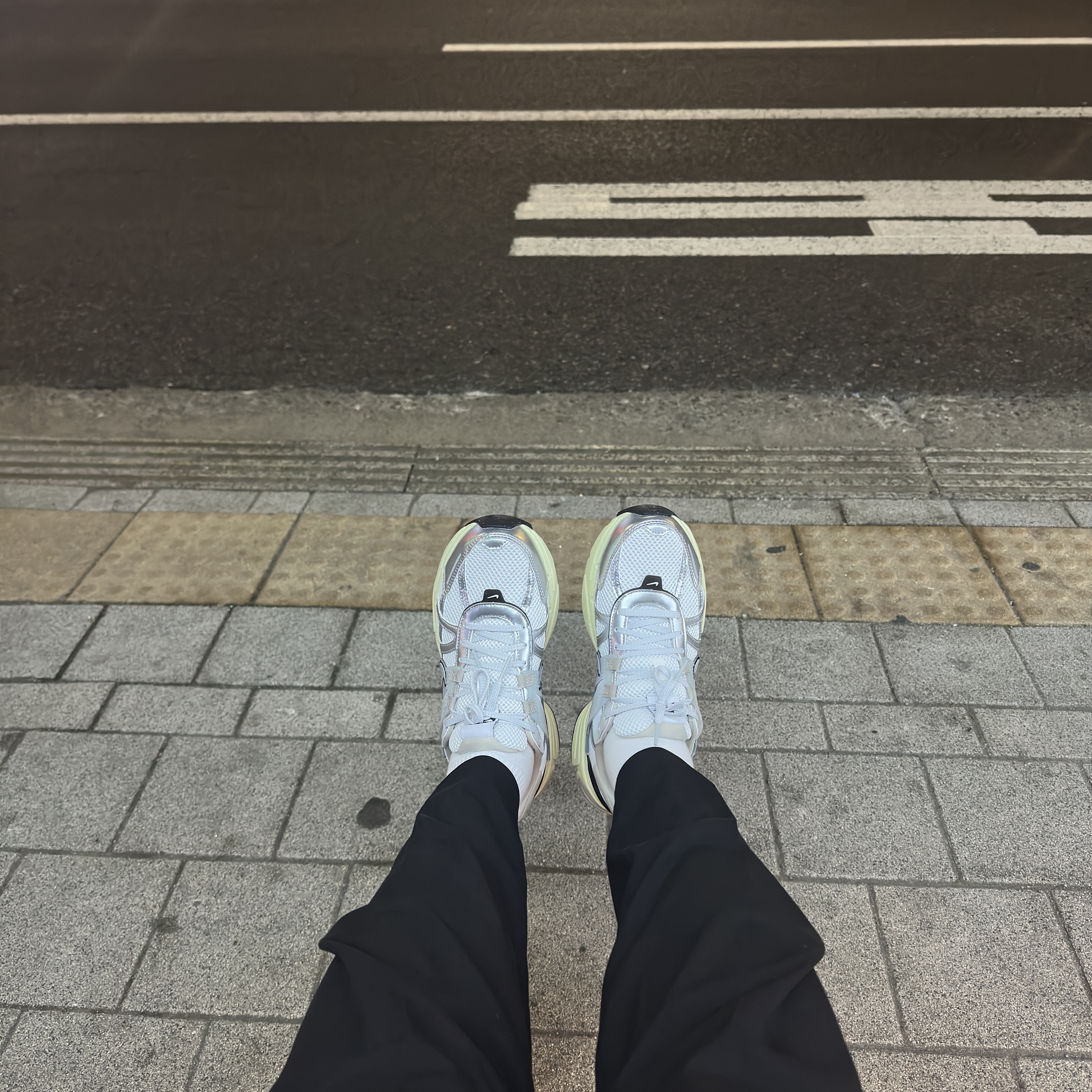 Nike V2K Run Summit White Metallic Silver 착용 스타일