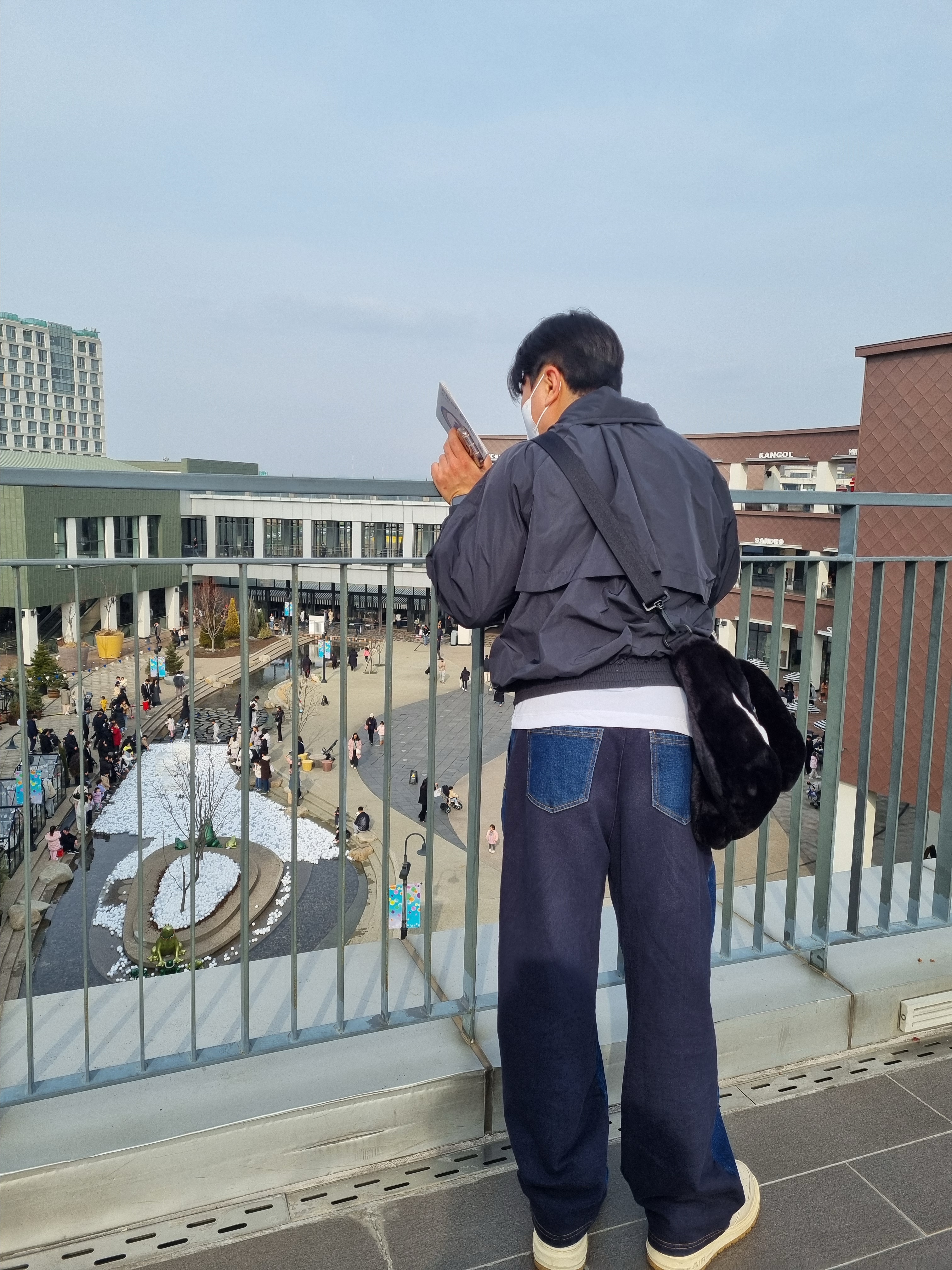 나이키 NSW 포우 퍼 토트백 블랙, 나이키 에어포스 1 럭스 펄 화이트 착용 스타일