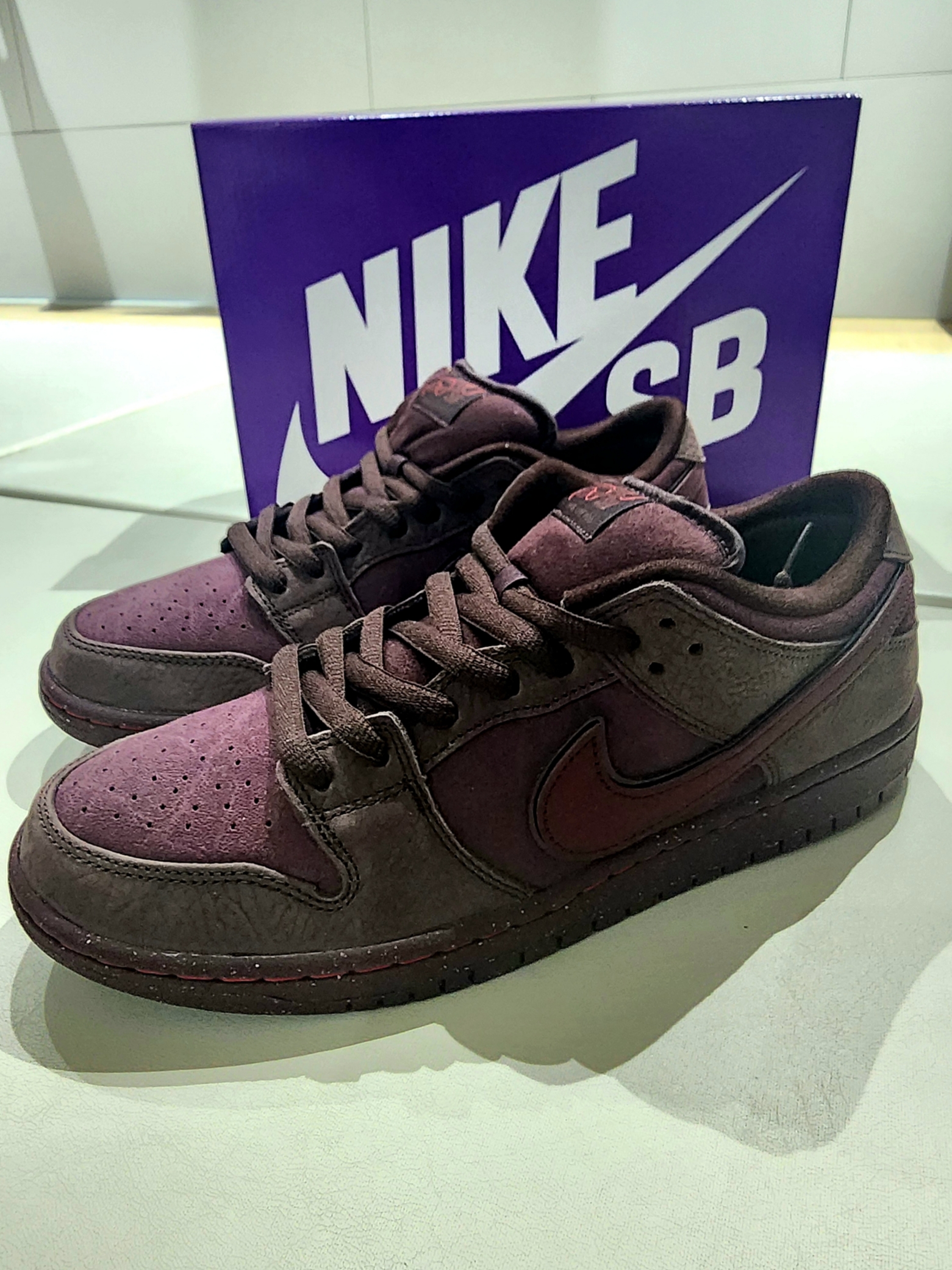 Nike SB Dunk Low PRM Burgundy Crush 착용 스타일 - 1