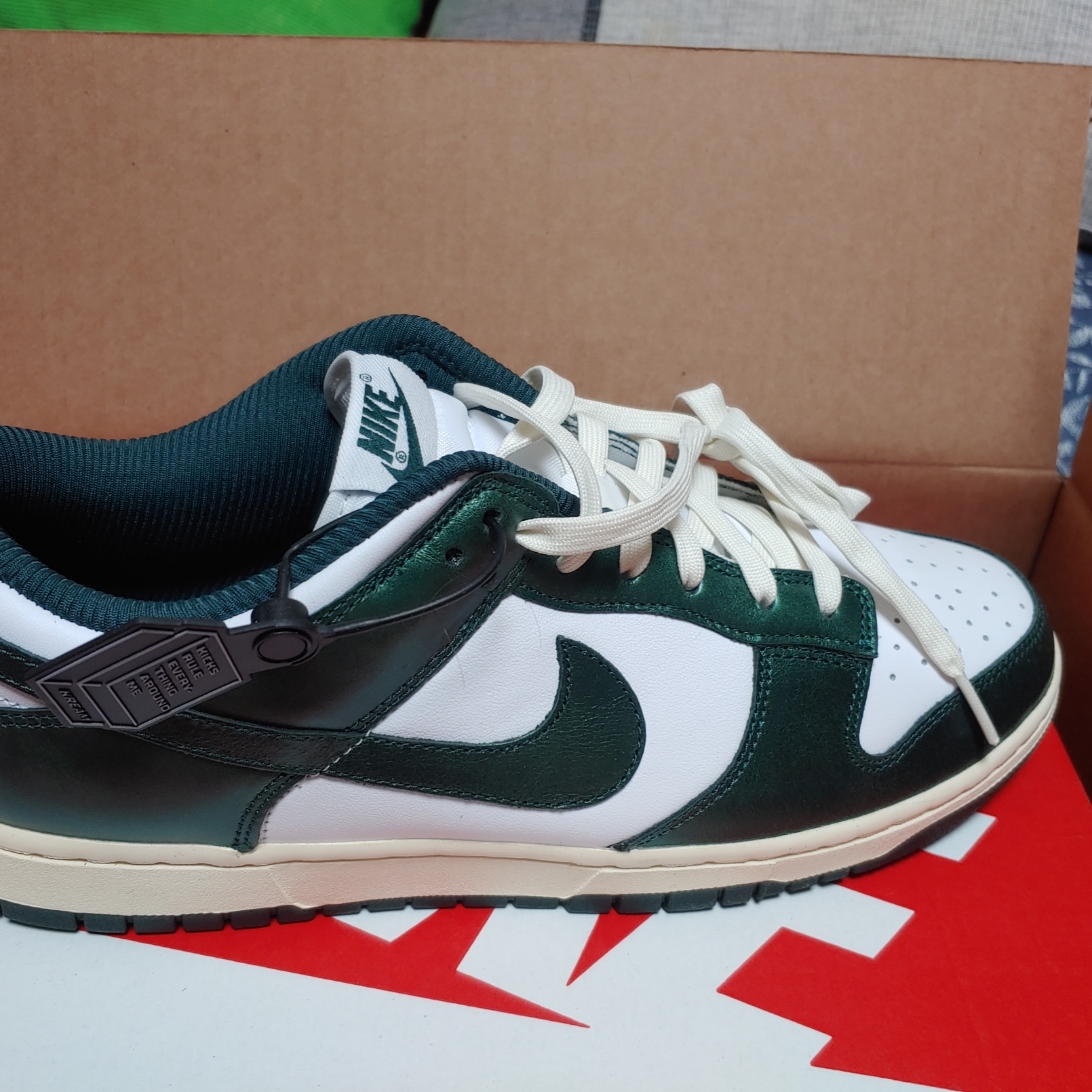 (W) Nike Dunk Low Vintage Green 착용 스타일 - 1