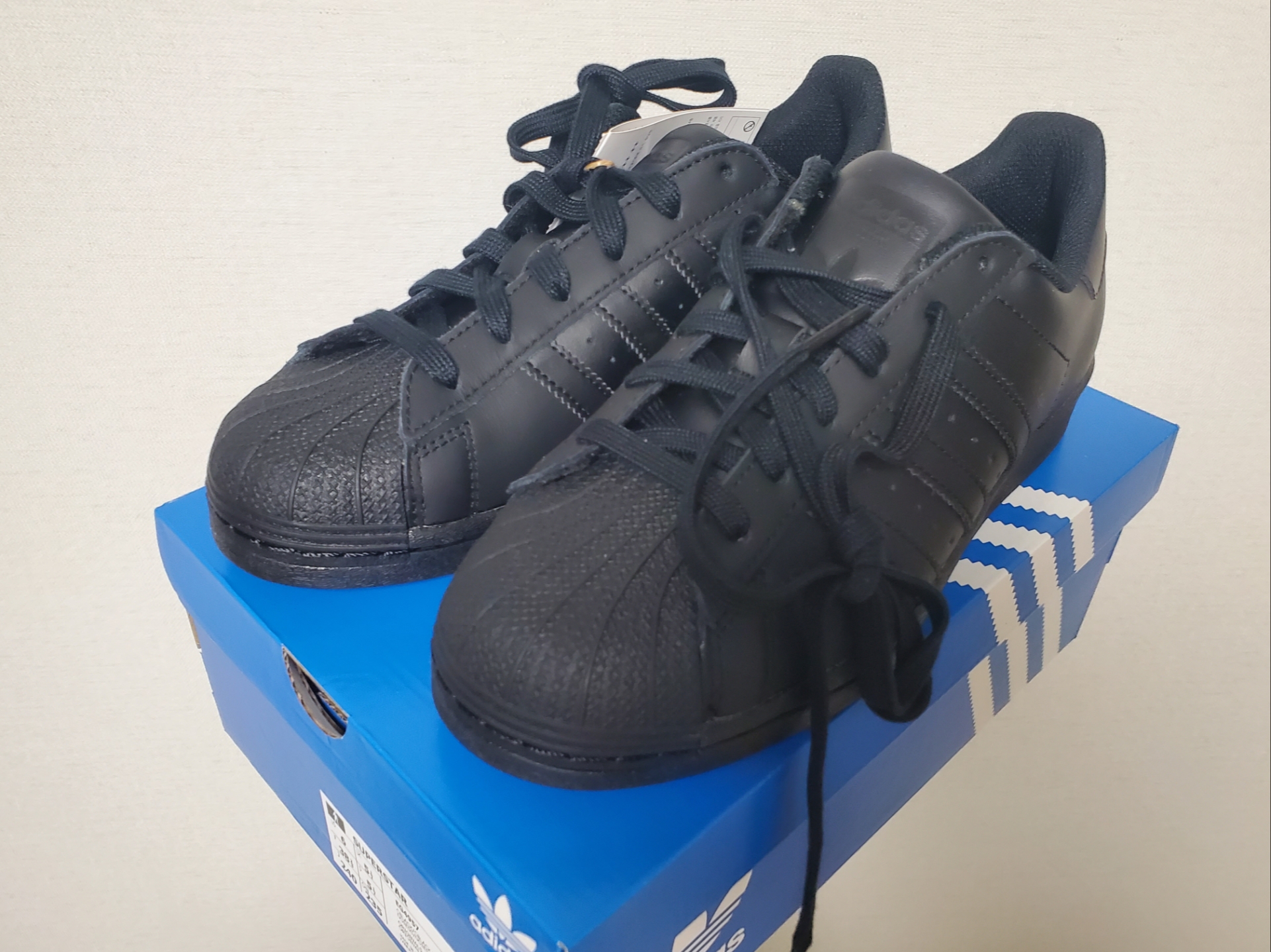 Adidas Superstar Triple Black 착용 스타일