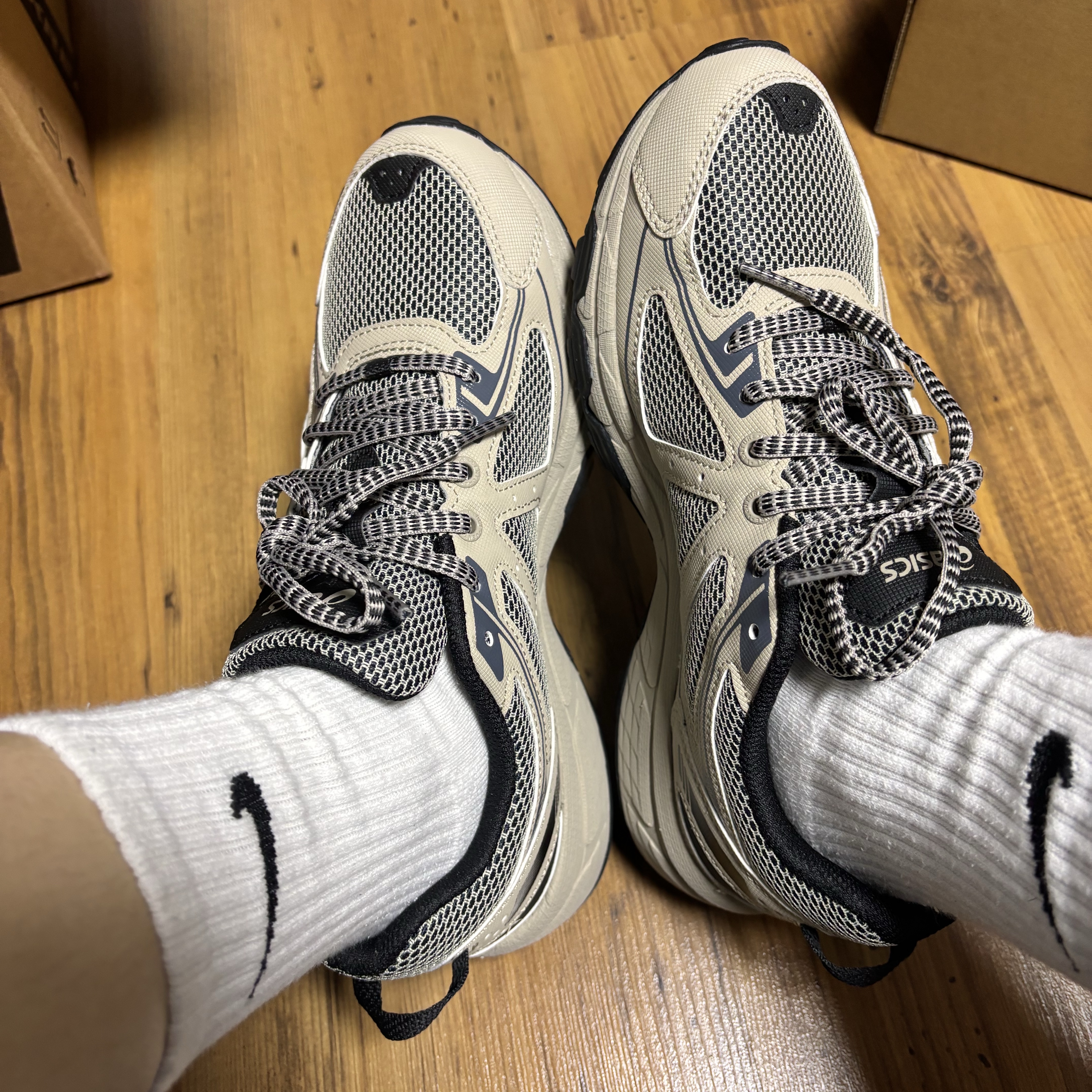 Asics Gel-Venture 6 Feather Grey Black 착용 스타일 - 1