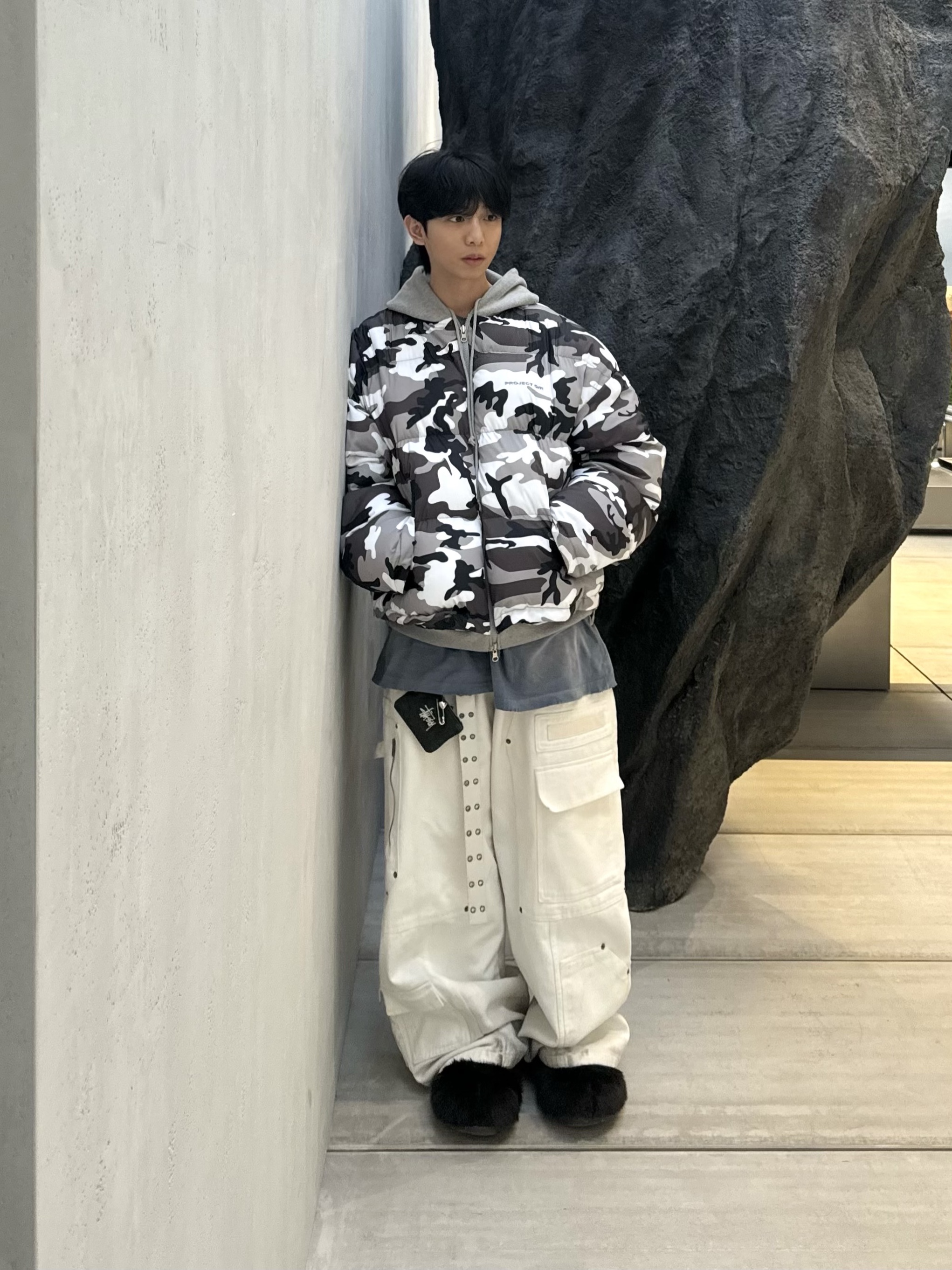 Project G/R Reversible Hooded Puffer Jacket Grey, Nos Couleurs x Koin x Llud Rivet Carpenter Pants White 착용 스타일 - 4