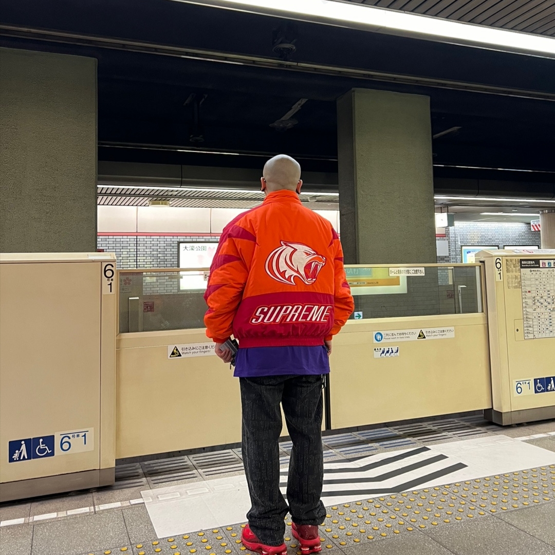 Supreme Wildcat Sideline Puffer Jacket Orange - 23FW, Supreme Box Logo T-Shirt Purple - 23FW 착용 스타일
