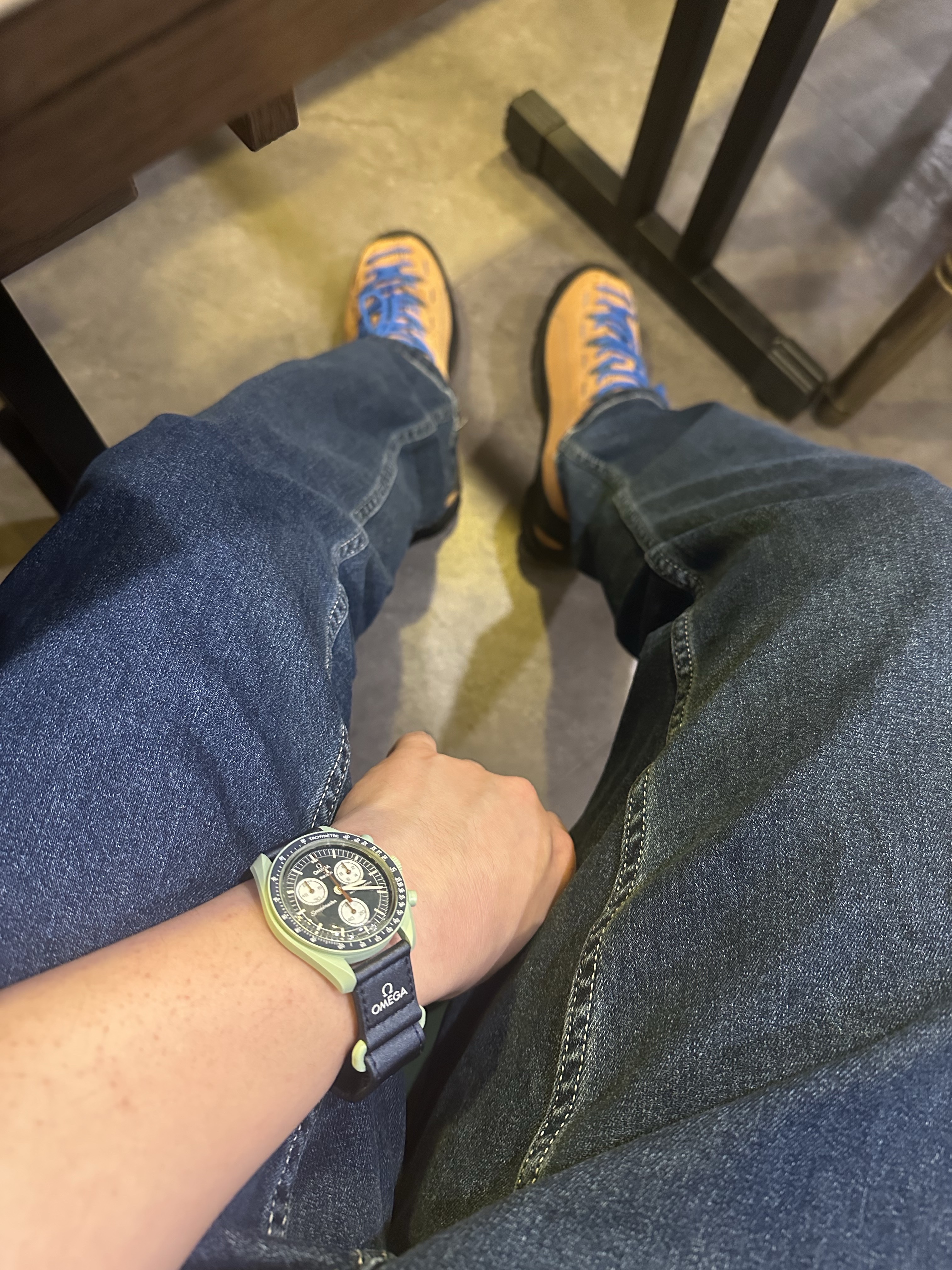 Keen Jasper Suede Sneakers Camel, Swatch x Omega Bioceramic MoonSwatch Mission On Earth 착용 스타일