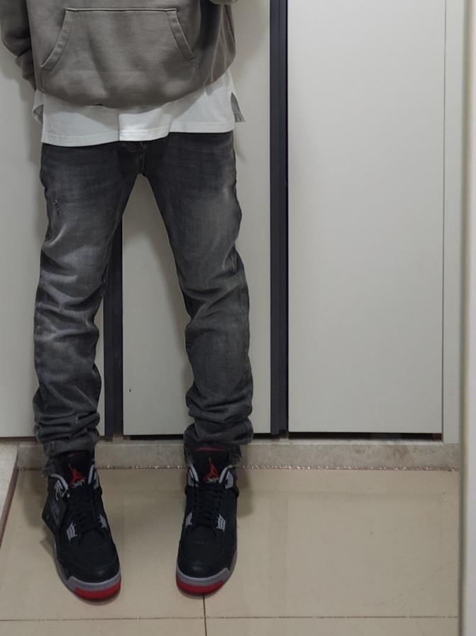 Jordan 4 Retro Bred Reimagined, Essentials 3D Silicon Applique Pullover Hoodie Cement - 20FW 착용 스타일 - 3