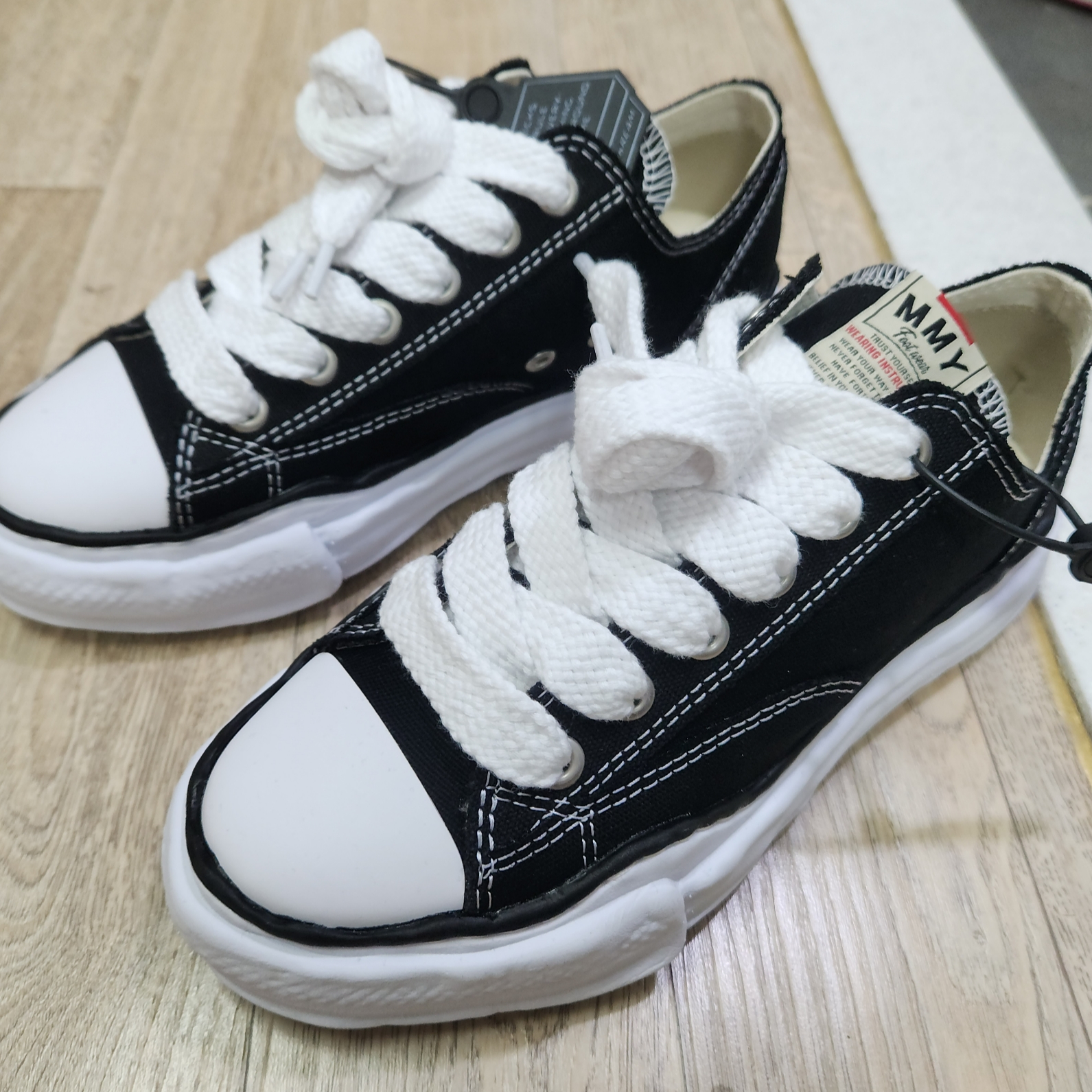 Maison Mihara Yasuhiro Peterson OG Sole Canvas Low Sneakers Black, Gucci GG Rhyton Beige Sneakers Ebony Blue 착용 스타일 - 2