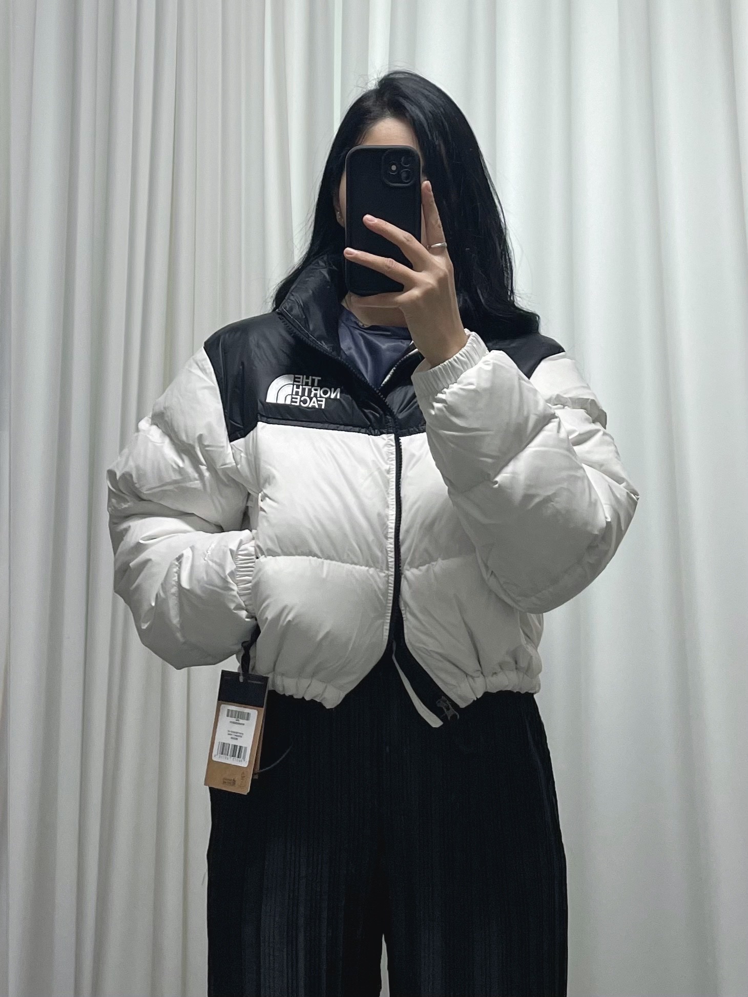 (W) The North Face Nuptse Short Jacket Gardenia White TNF Black 착용 스타일 - 1