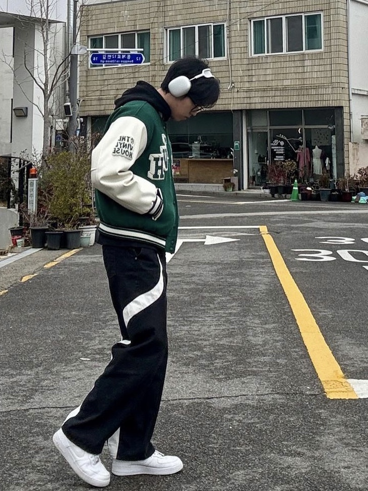 Thevinylhouse Yin Yang Varsity Jacket Green, Nike Air Force 1 '07 Low White 착용 스타일