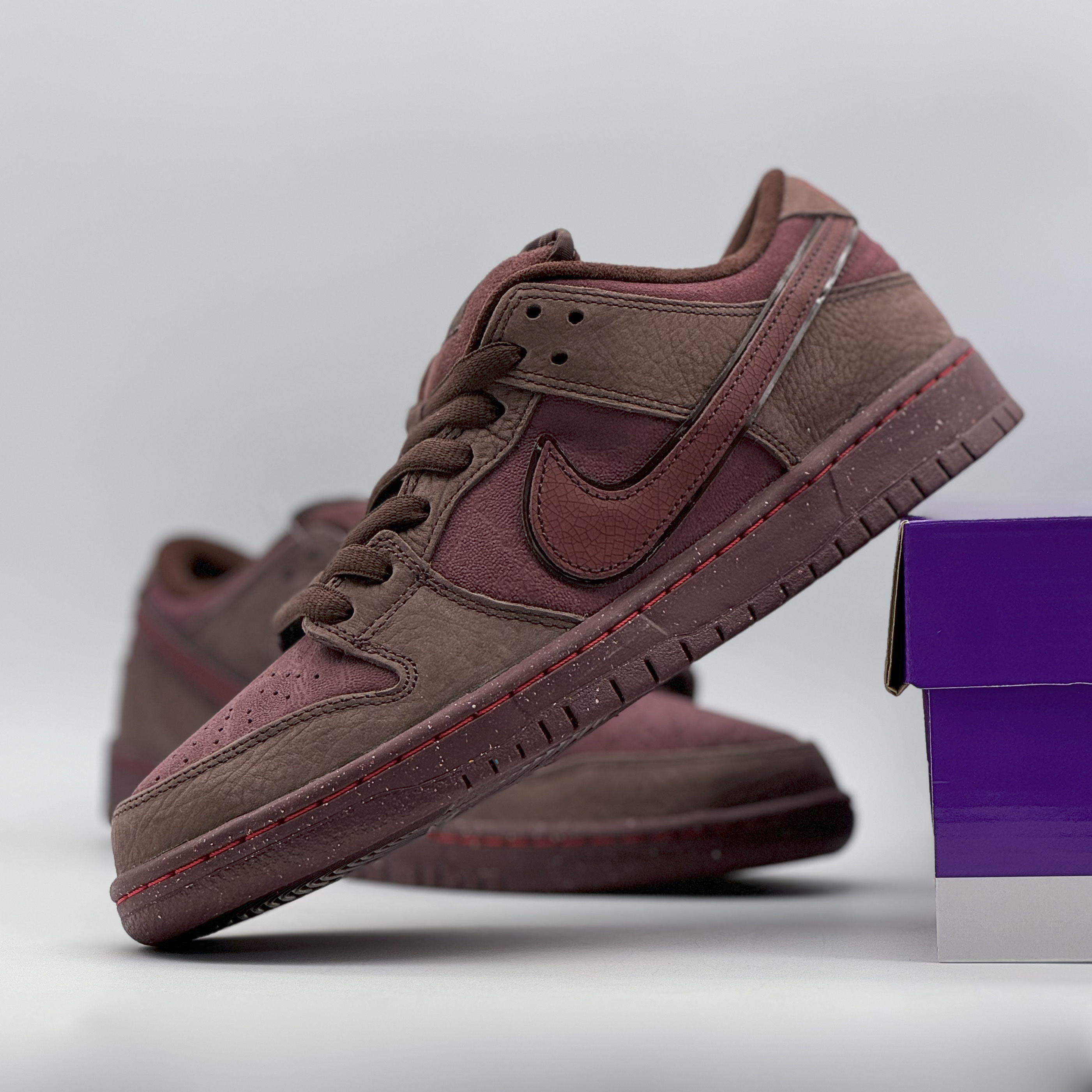 Nike SB Dunk Low PRM Burgundy Crush 착용 스타일 - 5