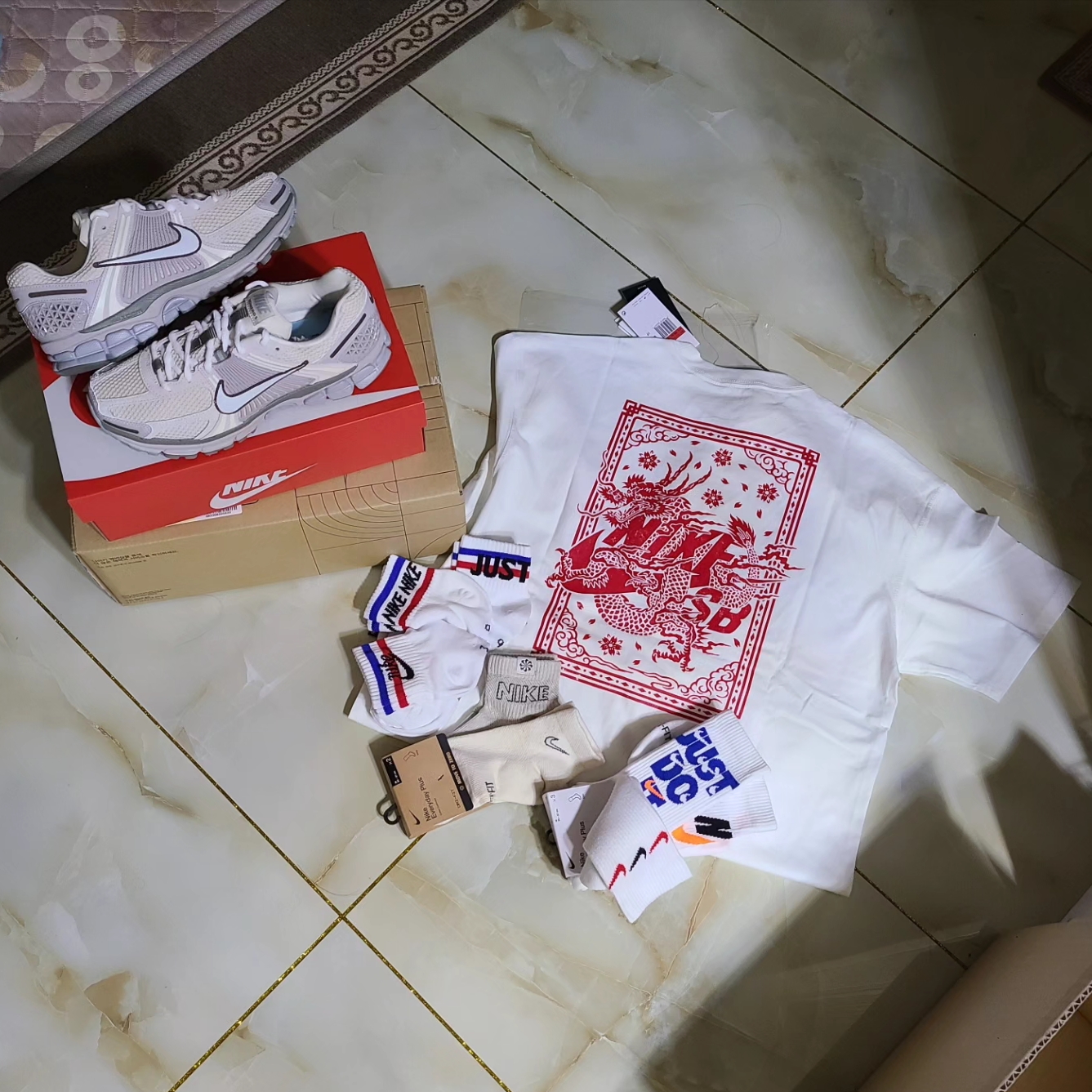 Nike Zoom Vomero 5 SE Light Orewood Brown, Nike Everyday Essential Ankle Socks White (3 Pack/Korean Ver.) 착용 스타일 - 1