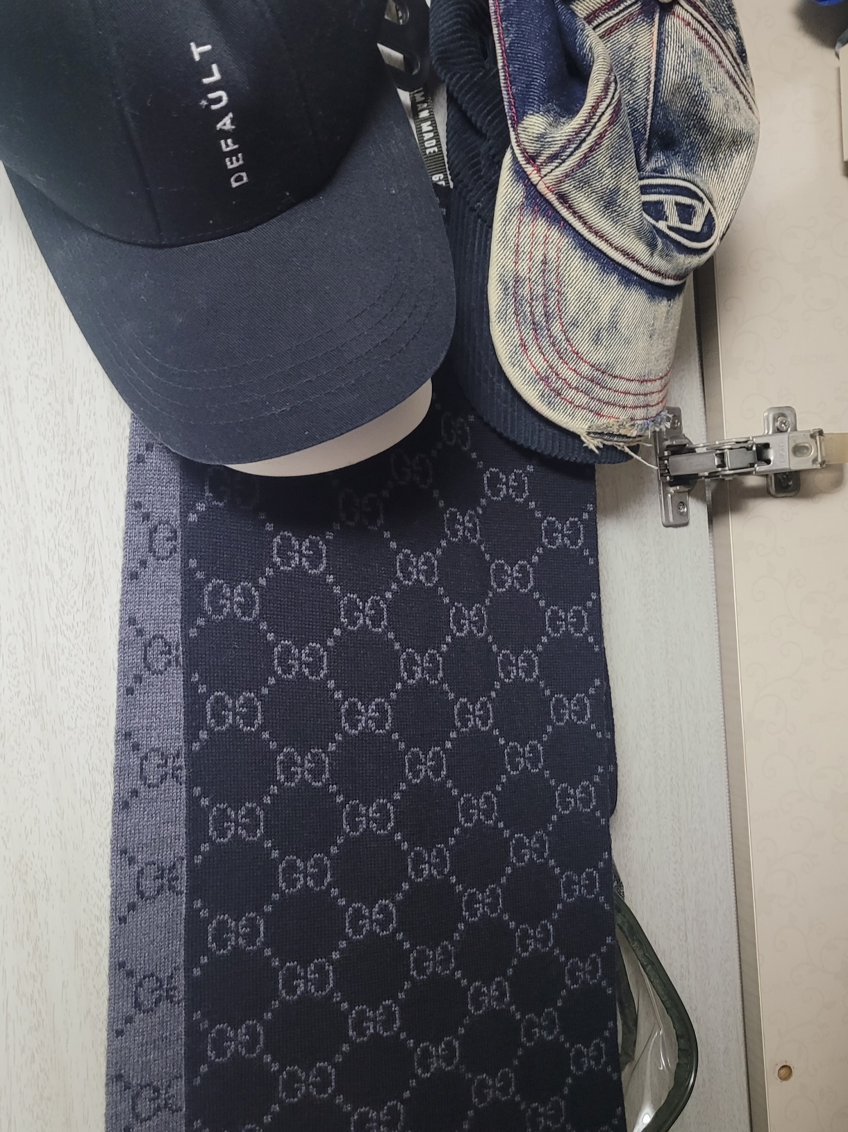 Diesel C-Seymon Treated Denim Baseball Cap Blue White, Gucci GG Two-Tone Wool Muffler Black 착용 스타일