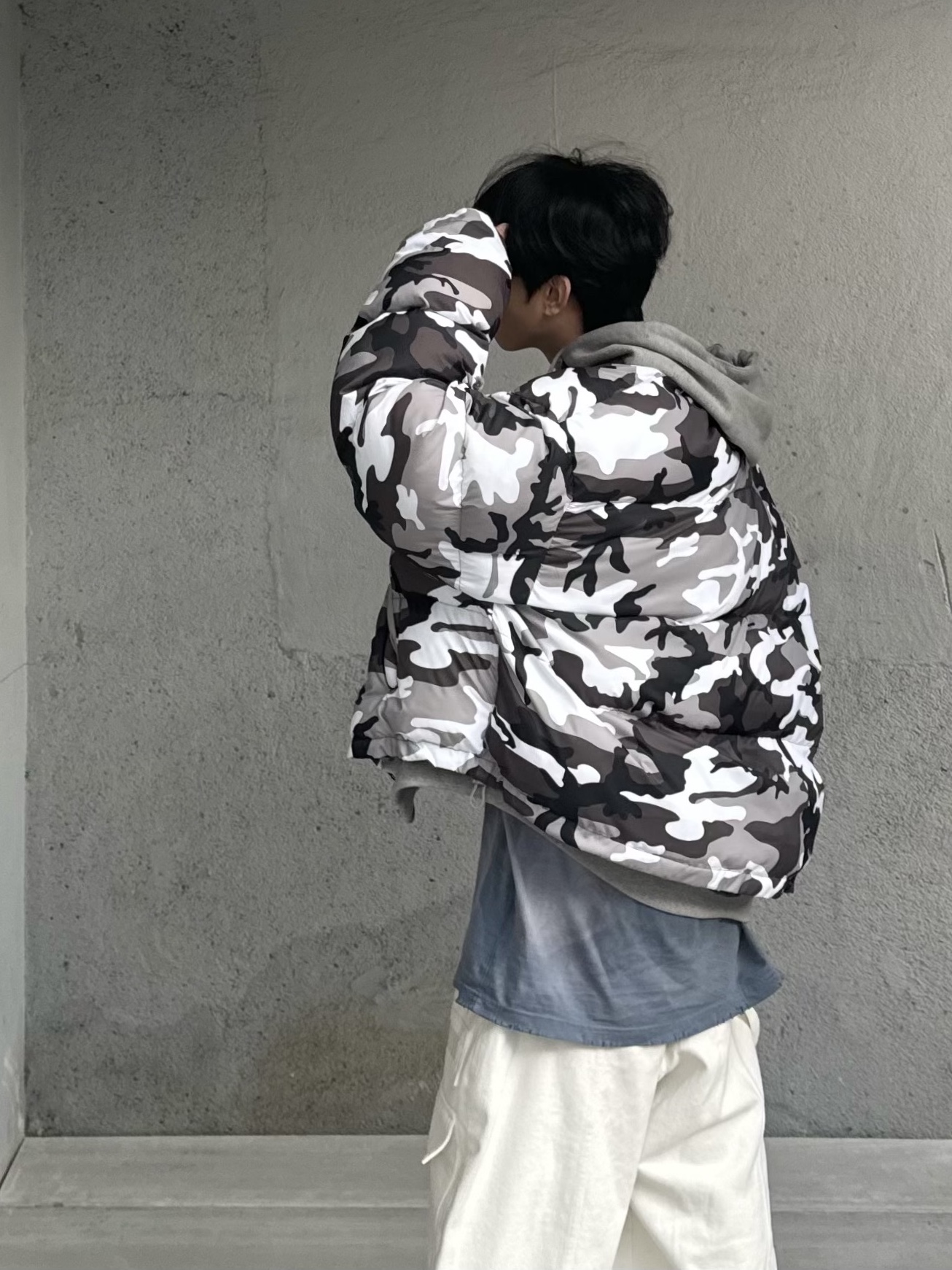 Project G/R Reversible Hooded Puffer Jacket Grey, Nos Couleurs x Koin x Llud Rivet Carpenter Pants White 착용 스타일 - 2