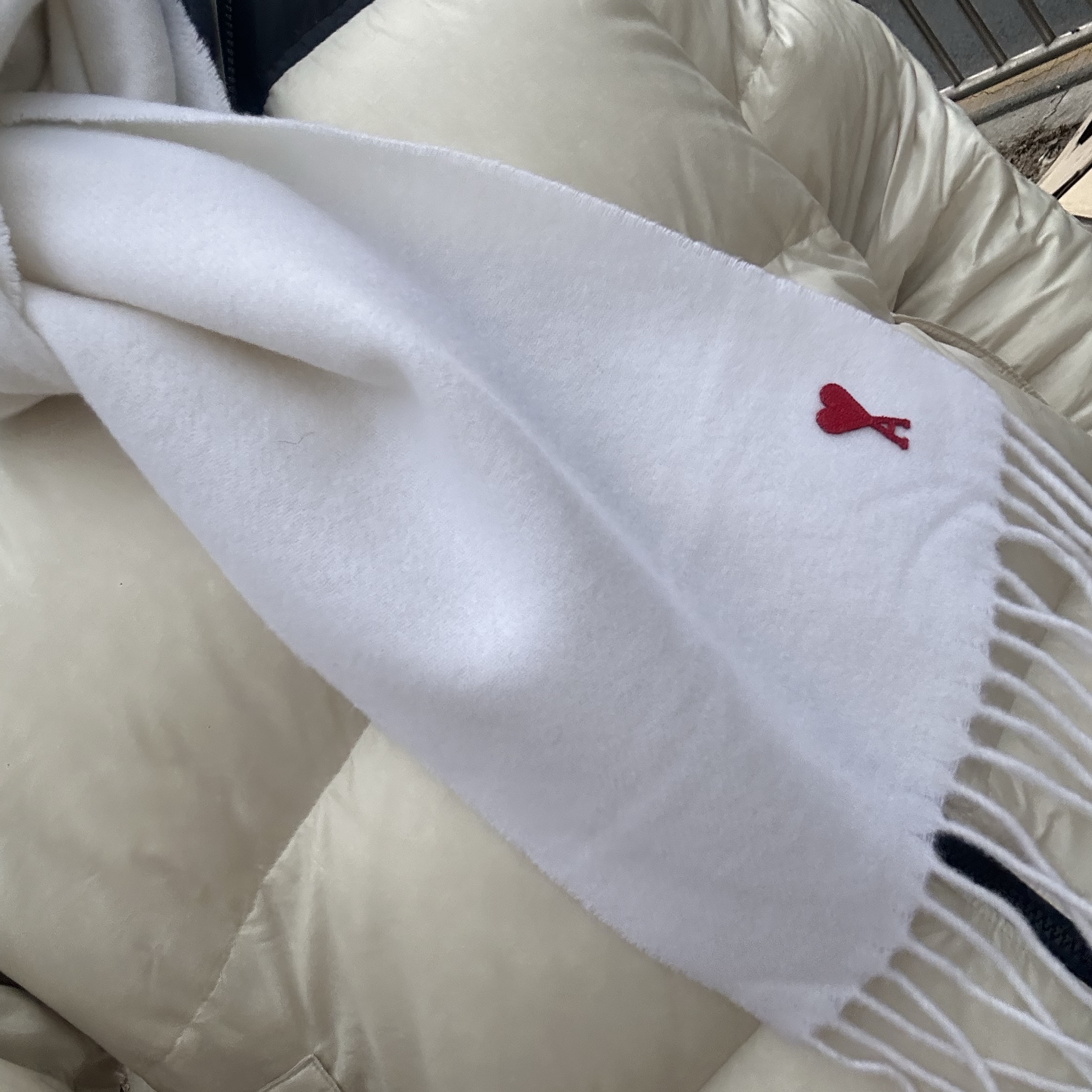 AMI de Coeur Classic Muffler White 착용 스타일