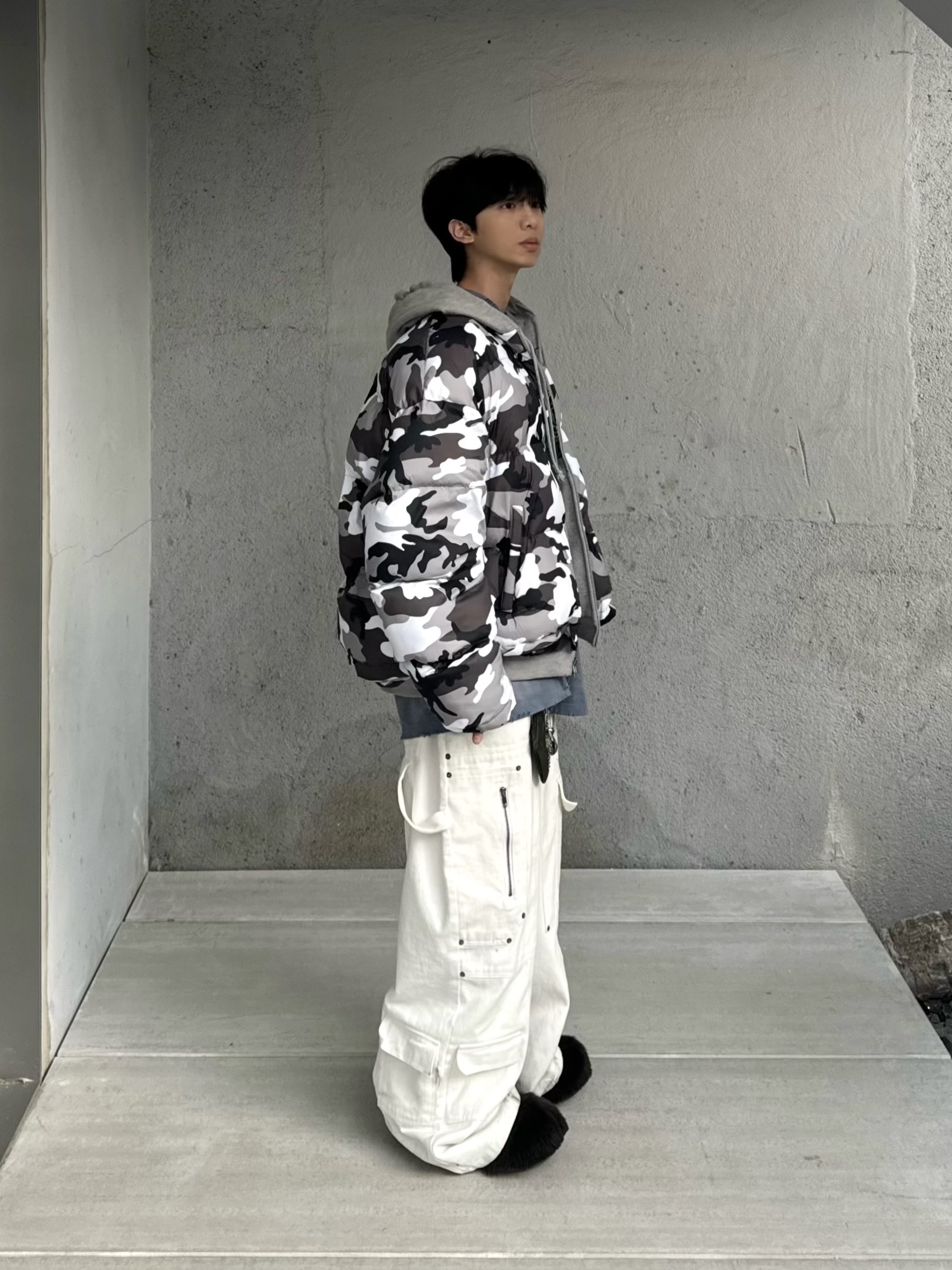Project G/R Reversible Hooded Puffer Jacket Grey, Nos Couleurs x Koin x Llud Rivet Carpenter Pants White 착용 스타일 - 1
