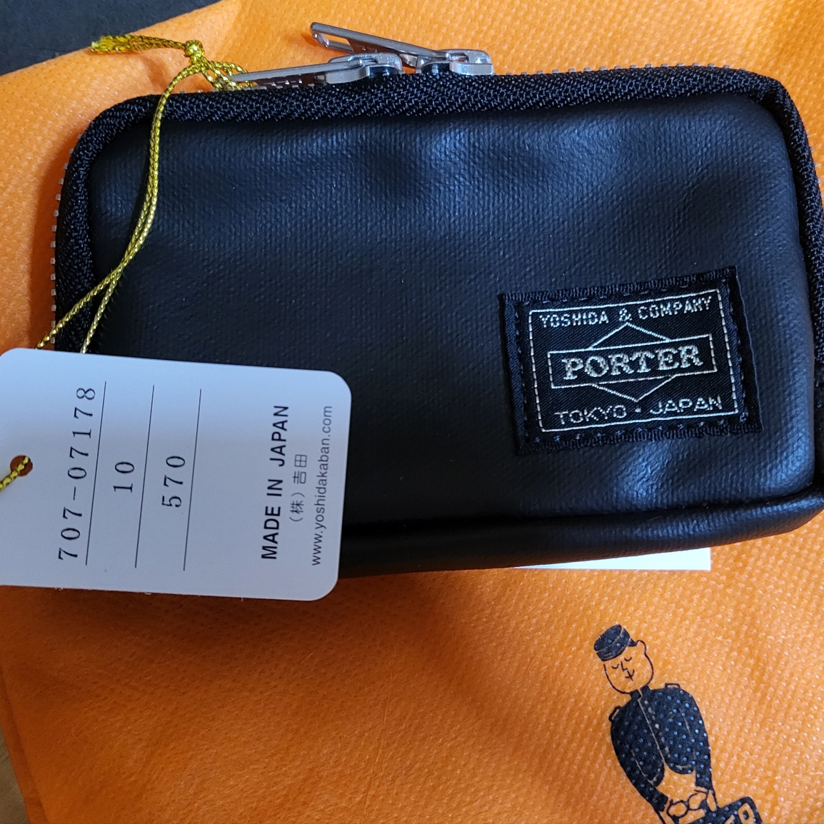 Porter Freestyle Multi Coin Case Black 착용 스타일