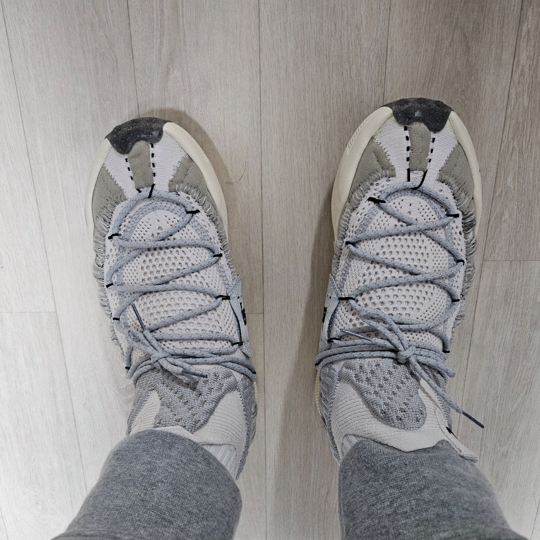 Nike ISPA Sense Flyknit Phantom and Black 착용 스타일 - 2