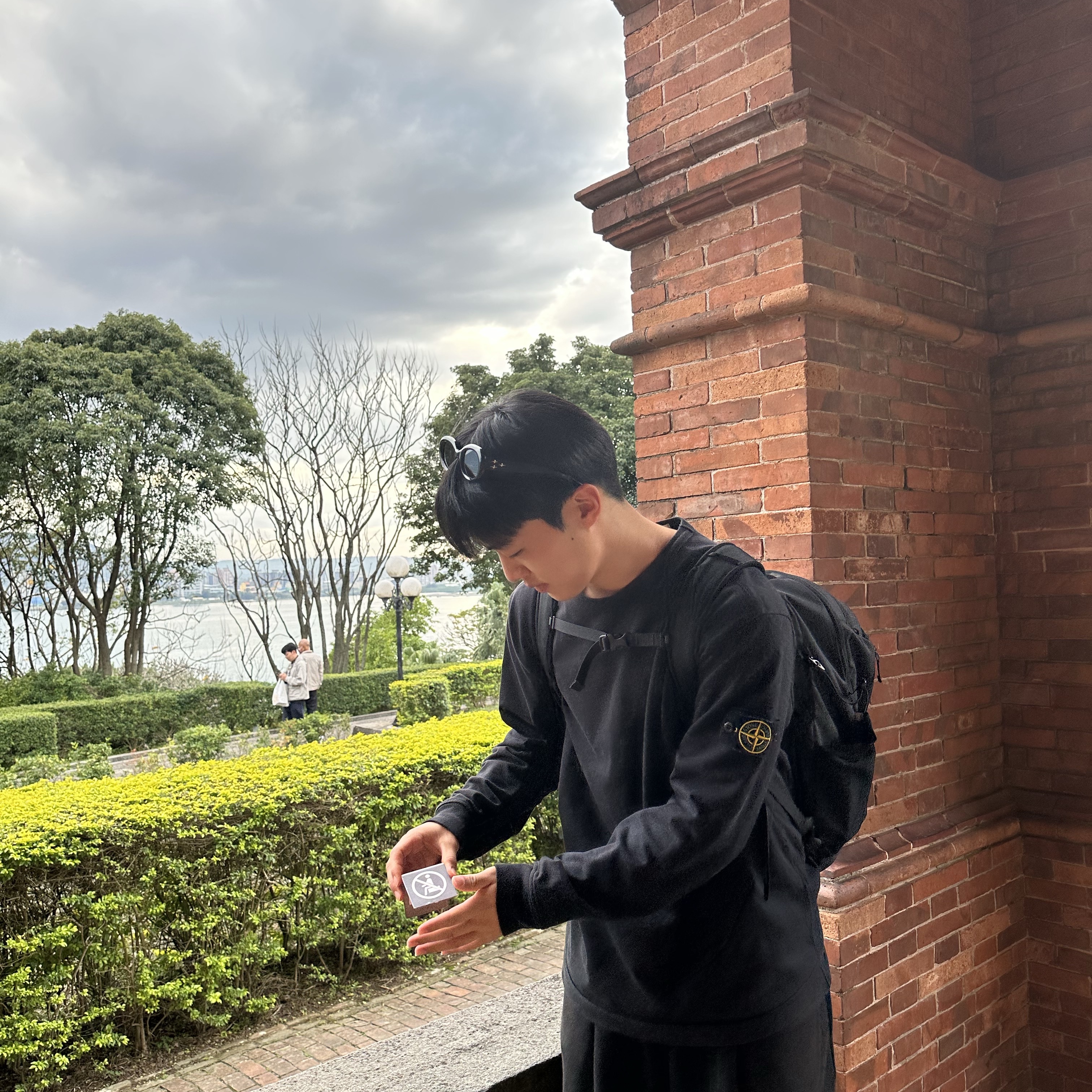 Arc'teryx Mantis 26 Backpack Black, Adidas Yeezy Foam RNNR Stone Sage 착용 스타일 - 2