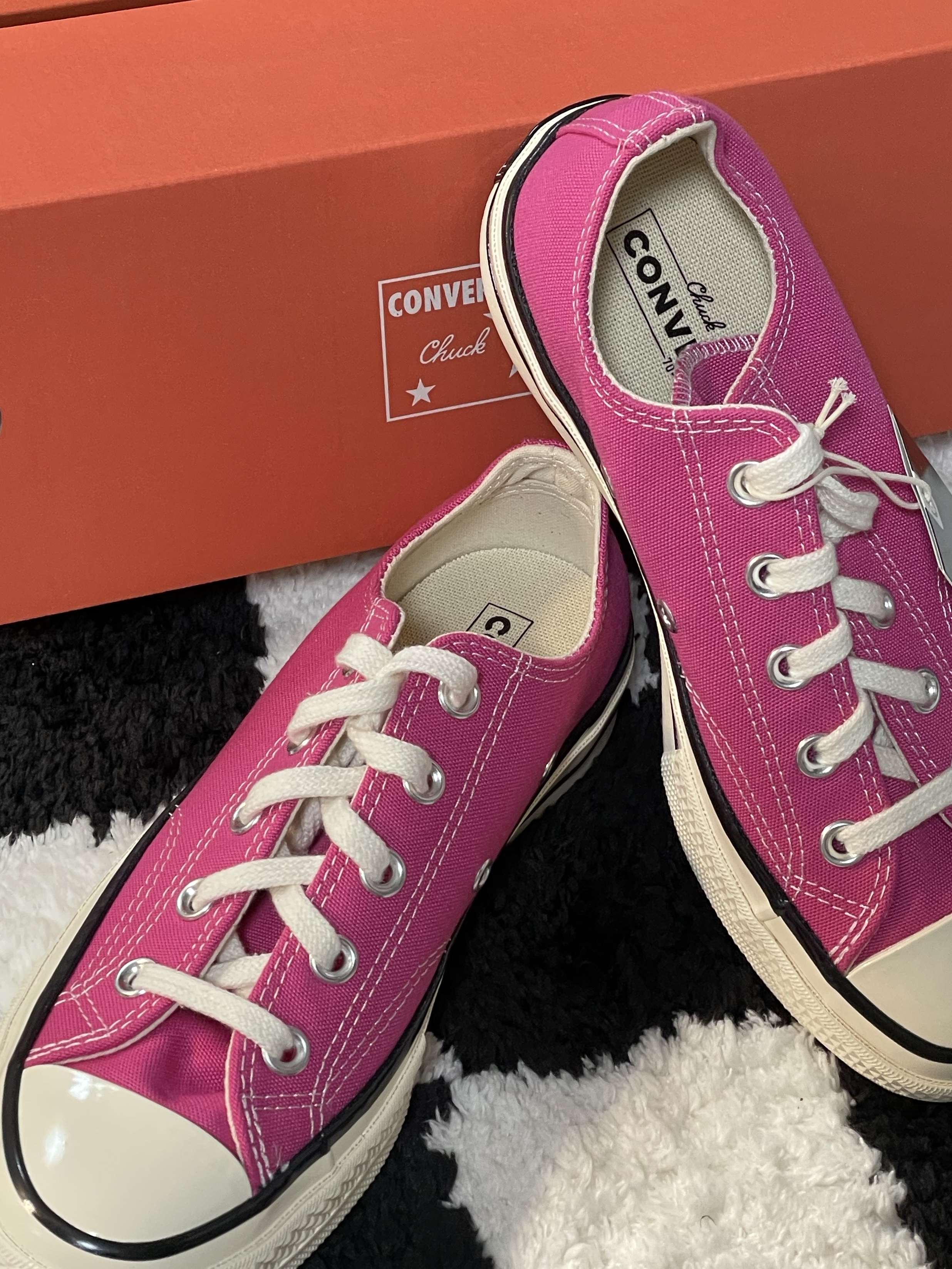 Converse Chuck 70 Ox Seasonal Color Lucky Pink 착용 스타일 - 2