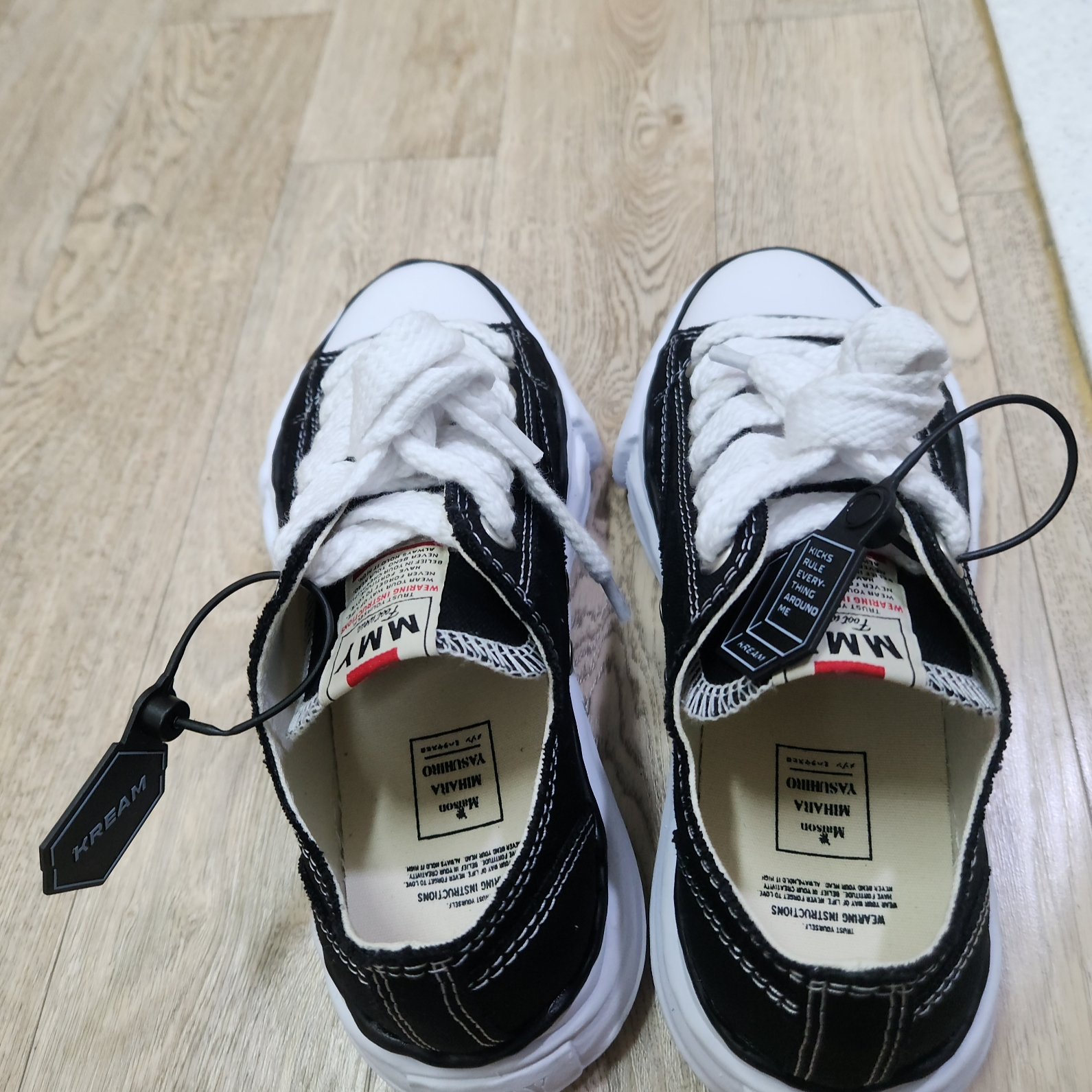 Maison Mihara Yasuhiro Peterson OG Sole Canvas Low Sneakers Black, Gucci GG Rhyton Beige Sneakers Ebony Blue 착용 스타일 - 3