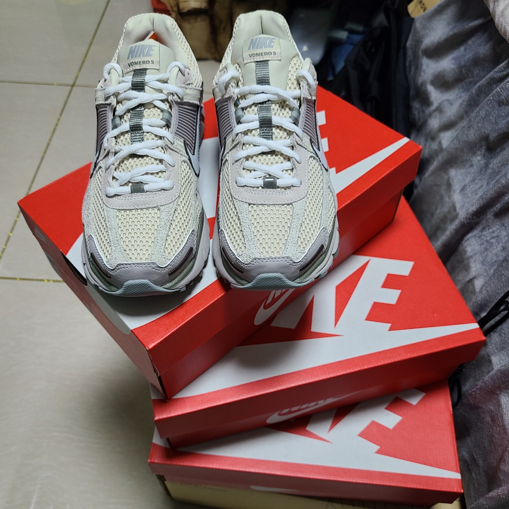 Nike Zoom Vomero 5 SE Light Orewood Brown, Nike Everyday Essential Ankle Socks White (3 Pack/Korean Ver.) 착용 스타일 - 6