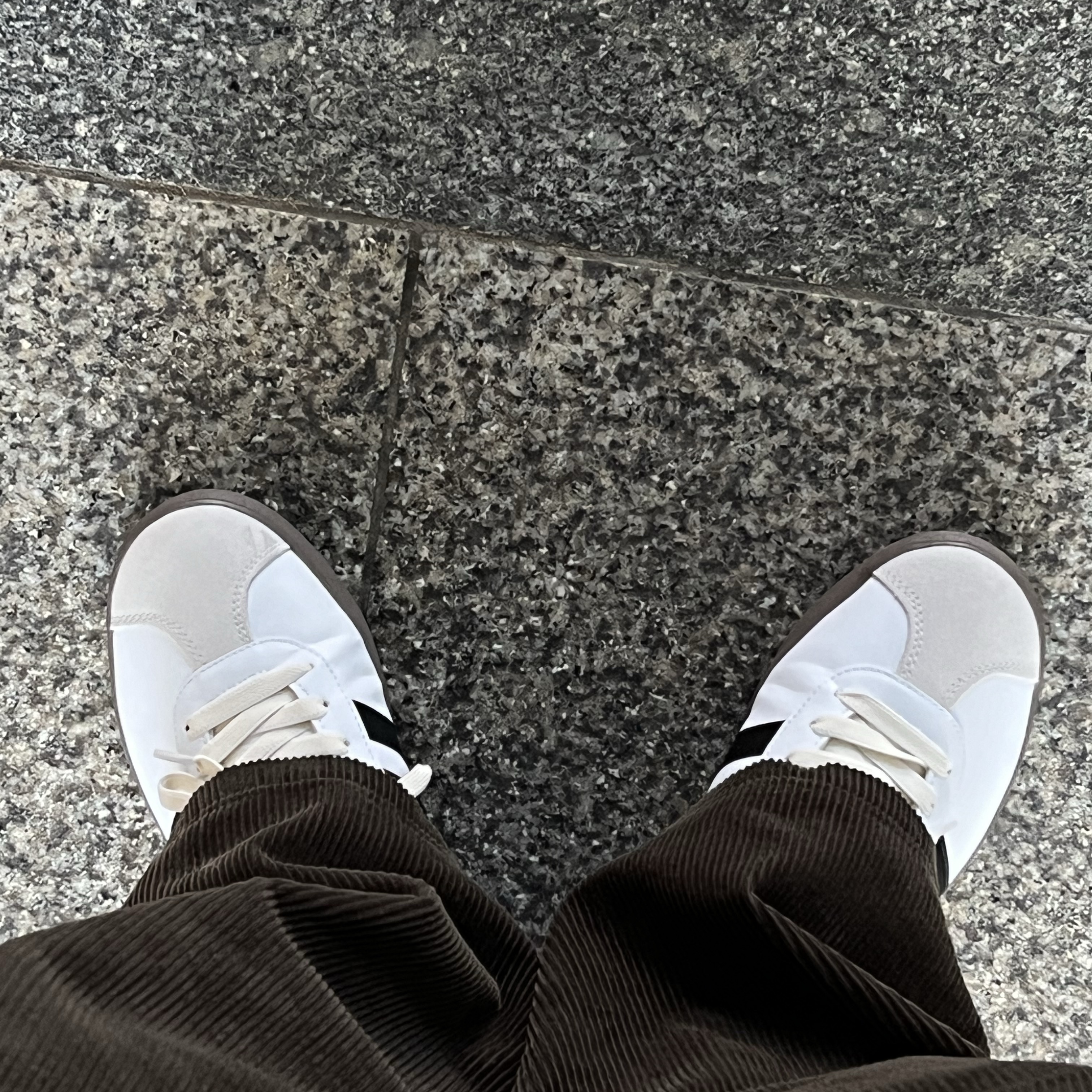 Adidas VL Court Base Cloud White Core Black 착용 스타일