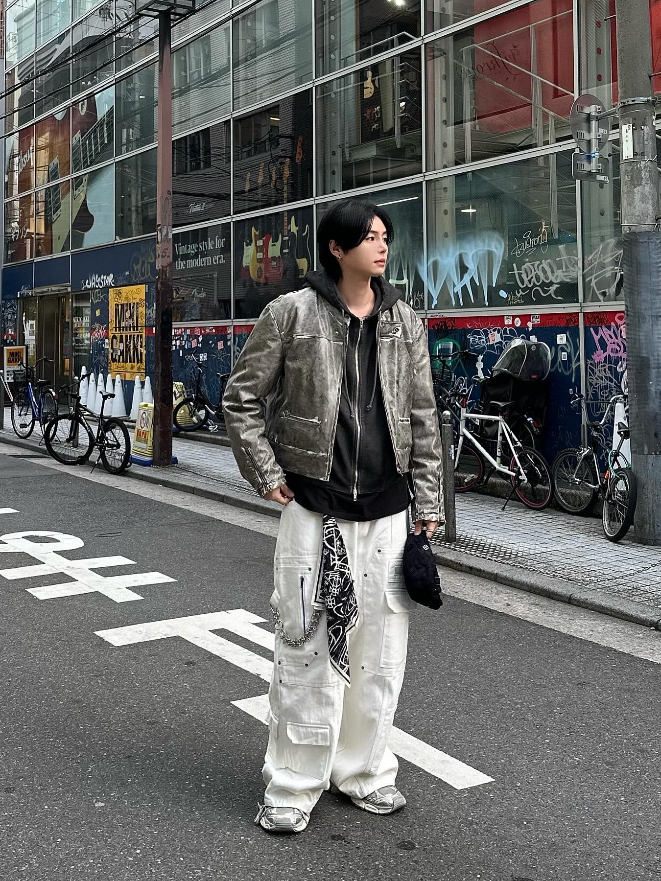 Nos Couleurs x Koin x Llud Rivet Carpenter Pants White, Balenciaga 3XL Sneakers Light Beige 착용 스타일 - 2