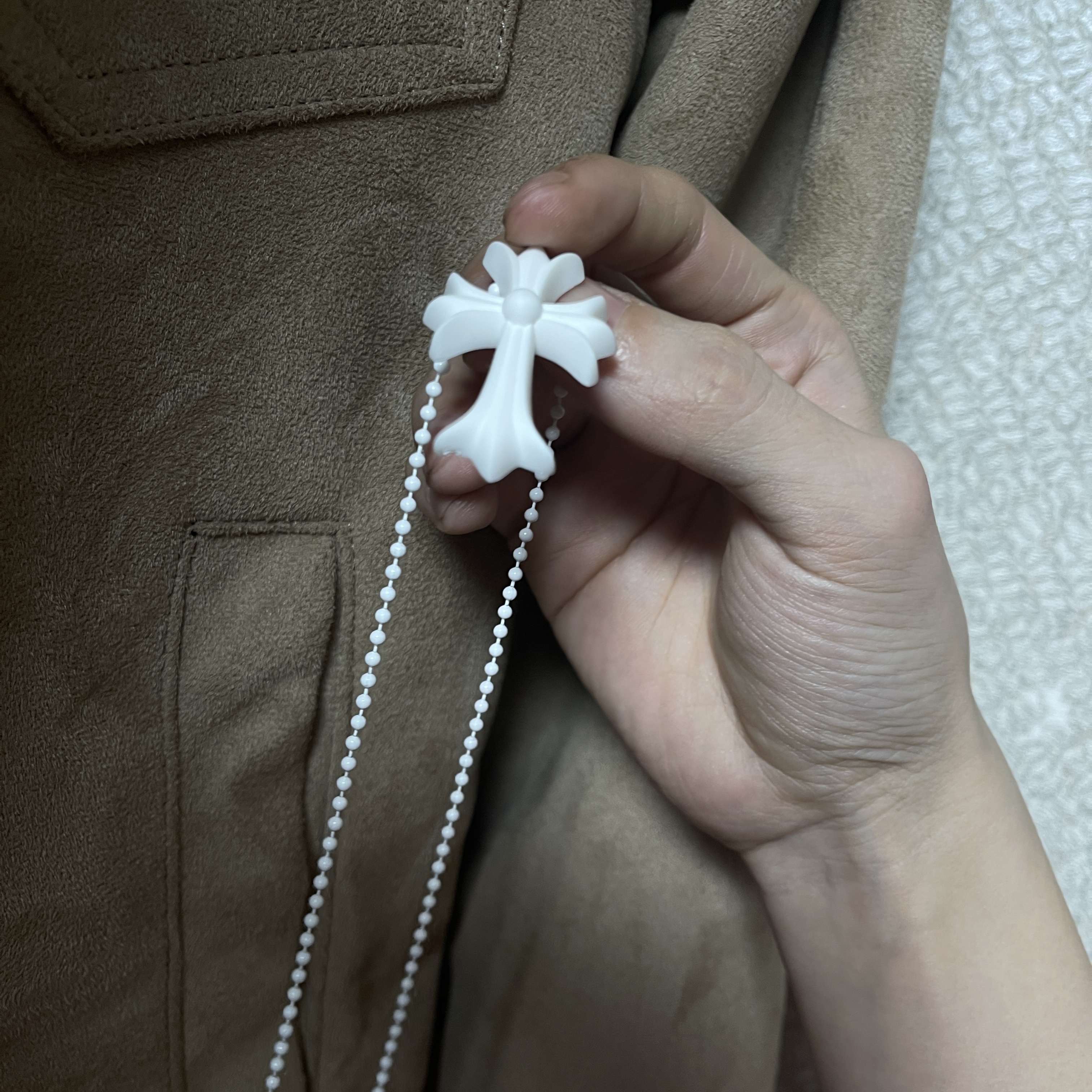 Chrome Hearts Silichrome CH Cross Pendant White 2022/2023 착용 스타일 - 1