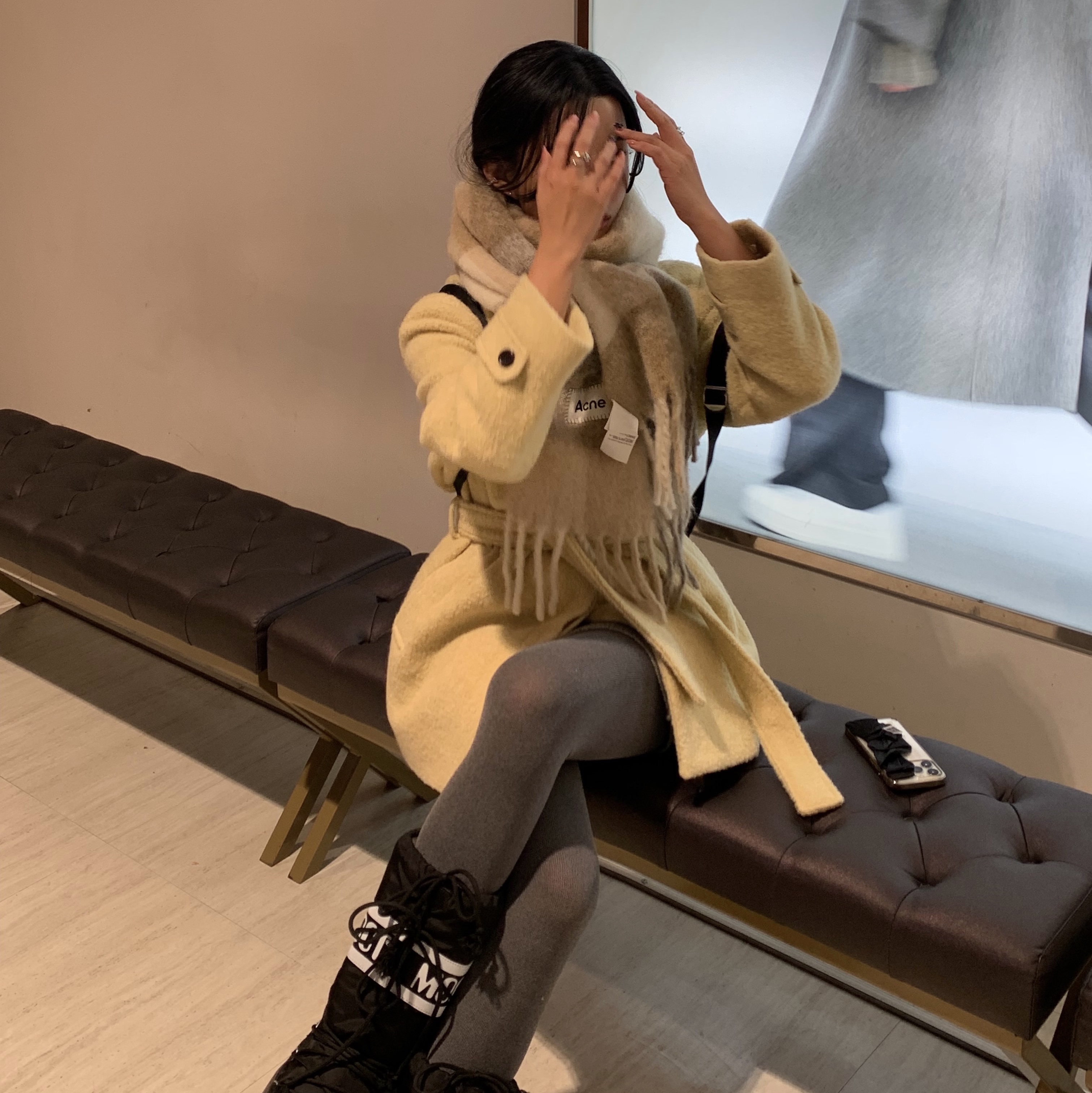 Acne Studios Mohair Check Muffler White Beige, (W) Moon Boot Icon Nylon Boots Black 착용 스타일 - 3