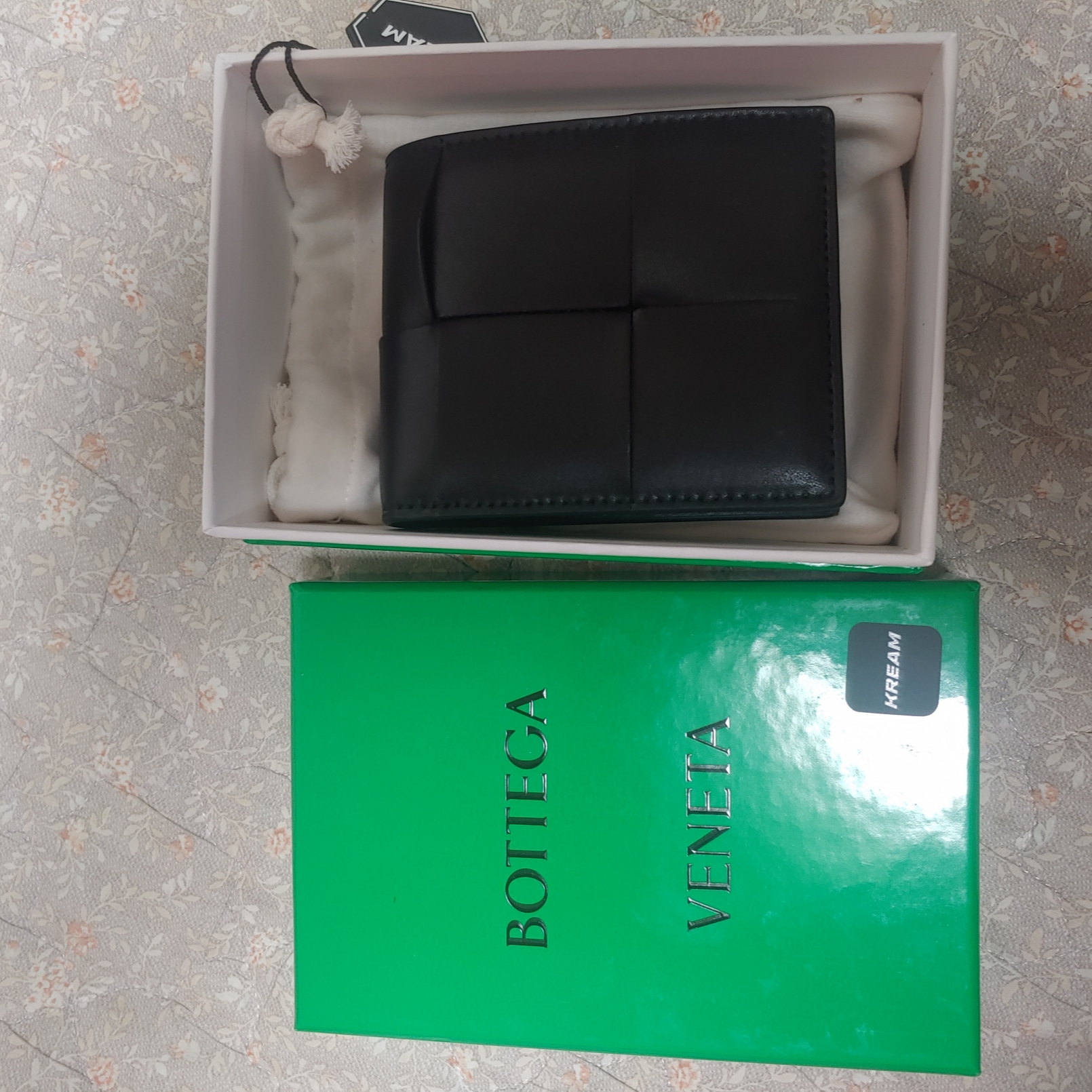 Bottega Veneta Bi-Fold Wallet Black 착용 스타일 - 1